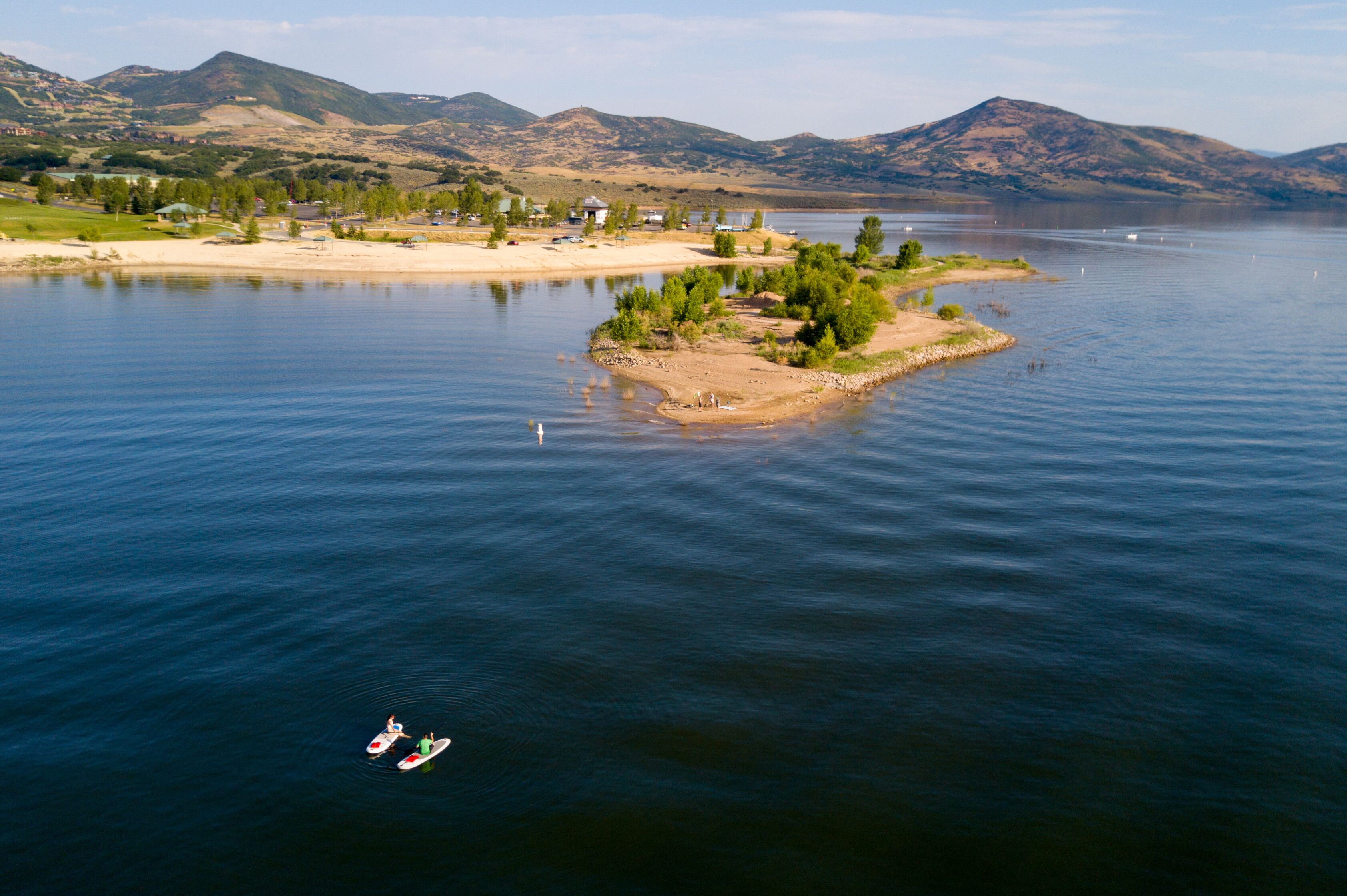 Zwei Menschen genießen die Stille auf einem See im Wasatch County im Heber Valley in Utah