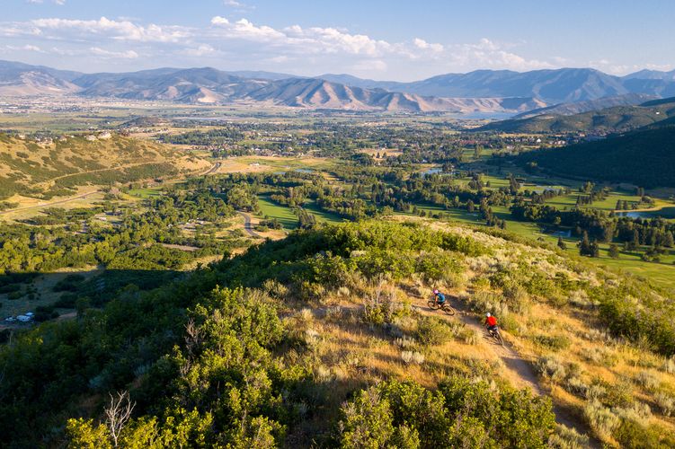 Ein Paar beim Mountainbiken im Heber Valley in Utah