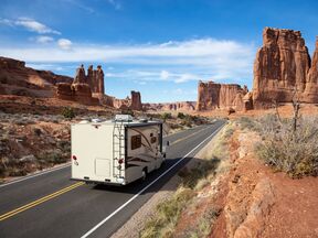 Camper fährt durch den Arches National Park Camper fährt durch den Arches National Park