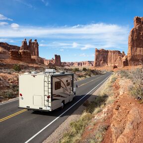 Camper fährt durch den Arches National Park