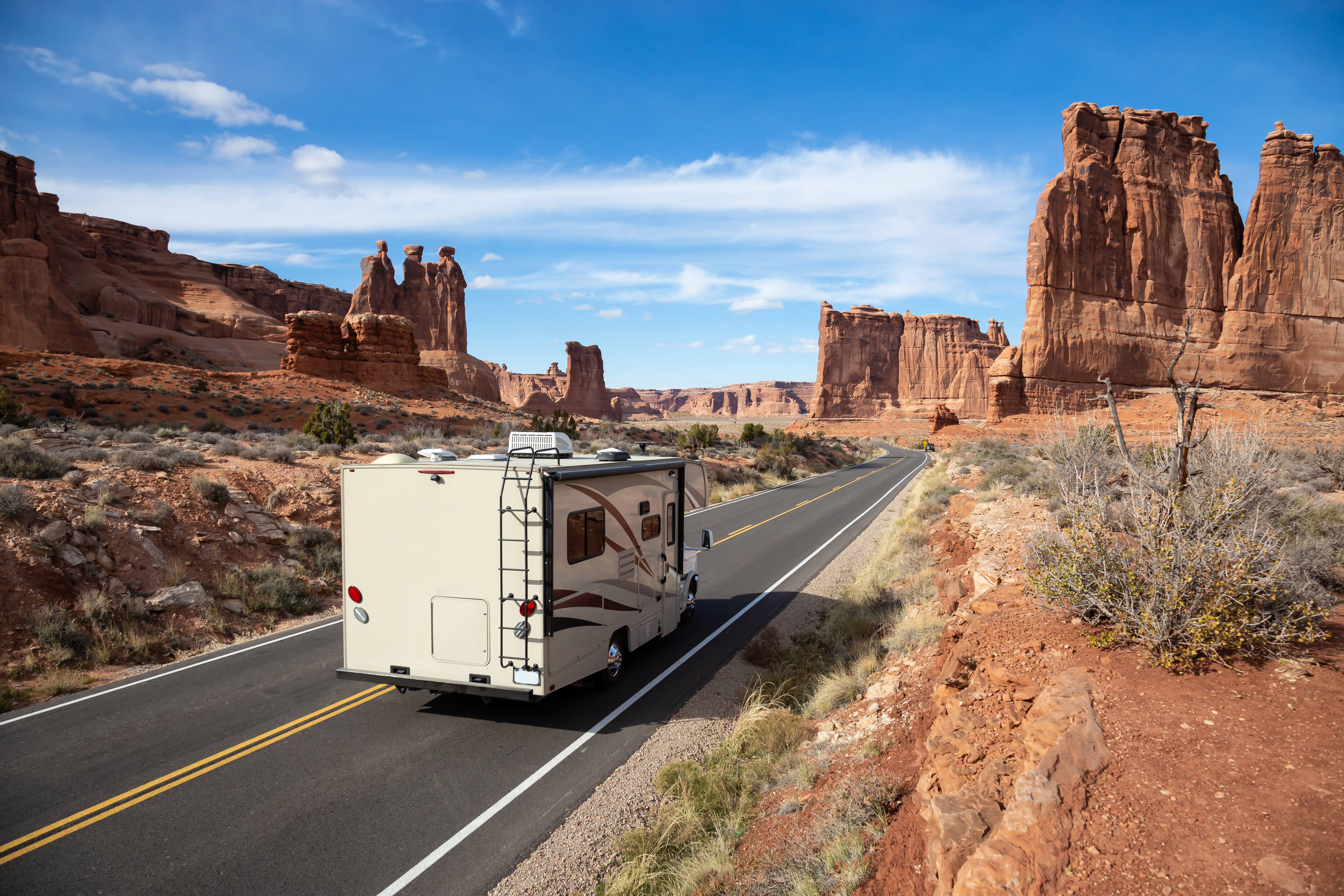 Camper fährt durch den Arches National Park