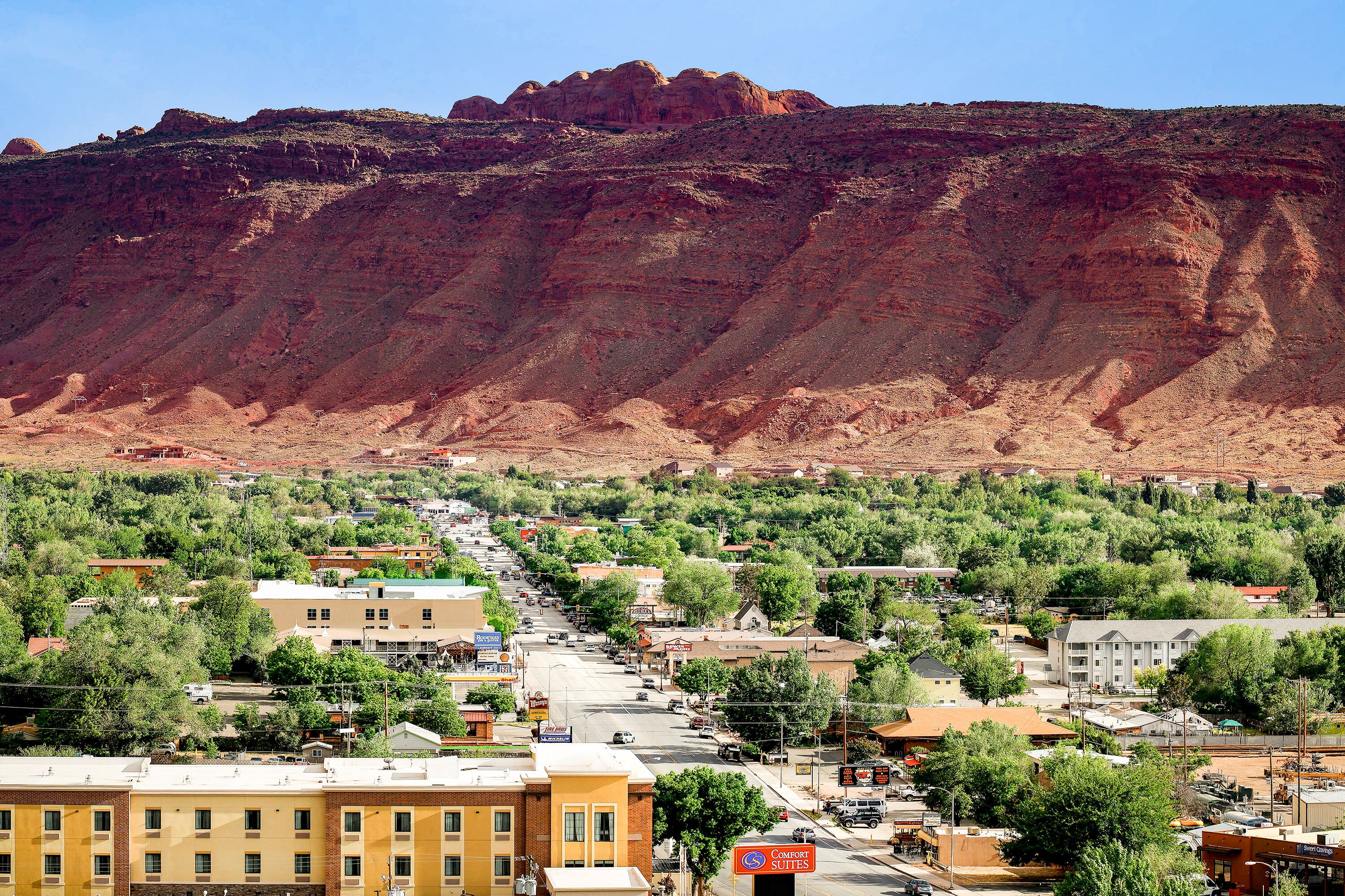 Aussicht auf die kleine Ortschaft Moab in Utah