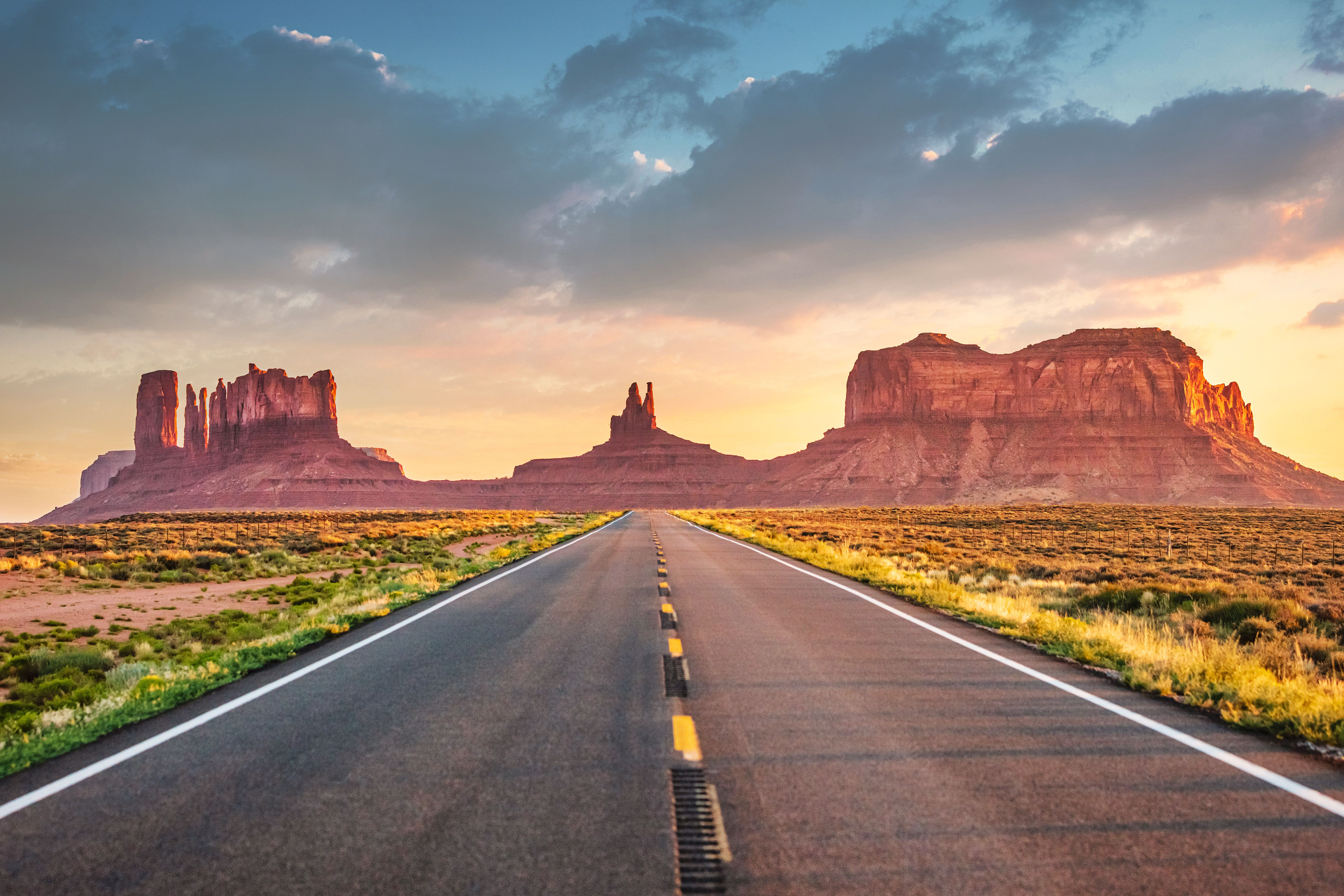 Der Highway 163 im Monument Valley in Utah im romantischen Licht des Sonnenunterganges