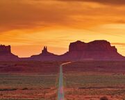 regionen/usa/suedwesten/utah/monument-valley/monument-valley-highway-sunset.cr5533x2421-0x0 regionen/usa/suedwesten/utah/monument-valley/monument-valley-highway-sunset.cr5533x2421-0x0