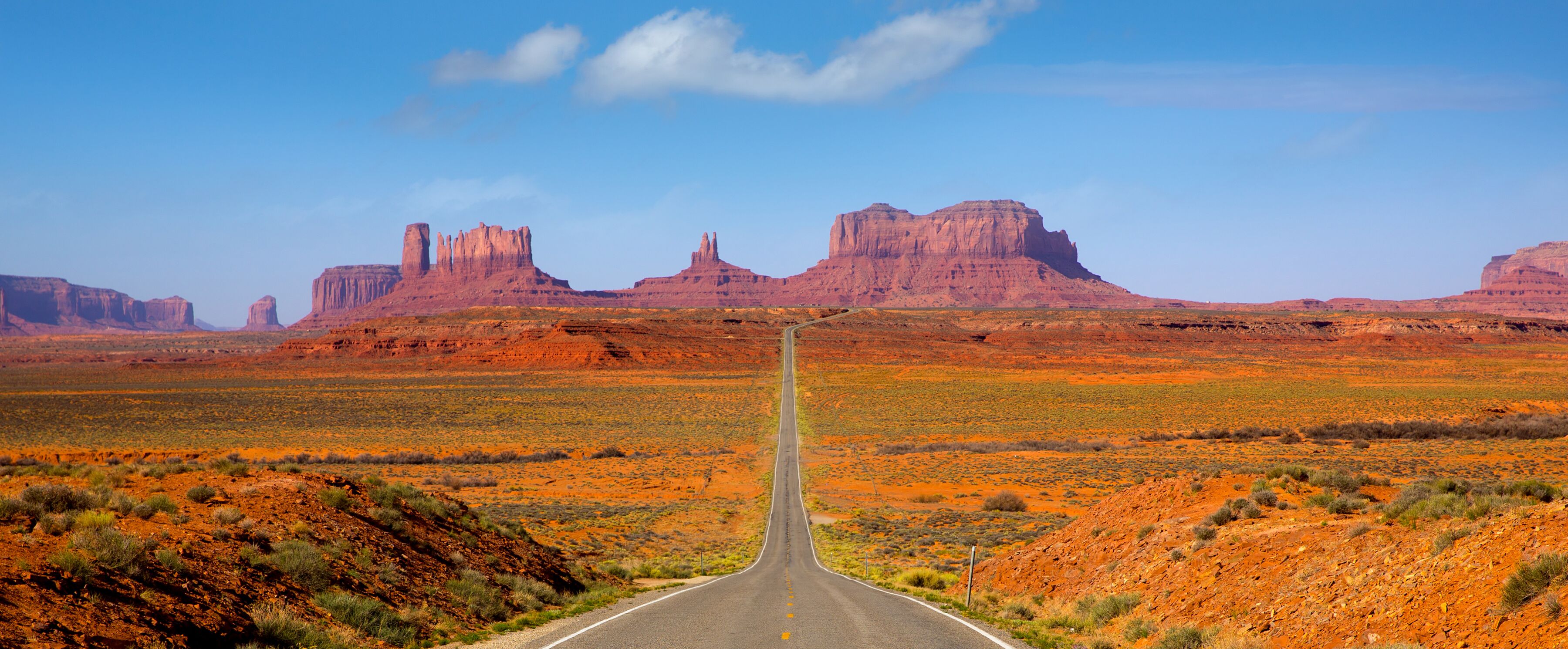 Blick von der US 163 Scenic Road zum bekannten Monument Valley in Utah