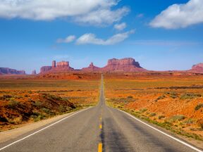 Blick von der US 163 Scenic Road zum bekannten Monument Valley in Utah