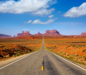 Blick von der US 163 Scenic Road zum bekannten Monument Valley in Utah