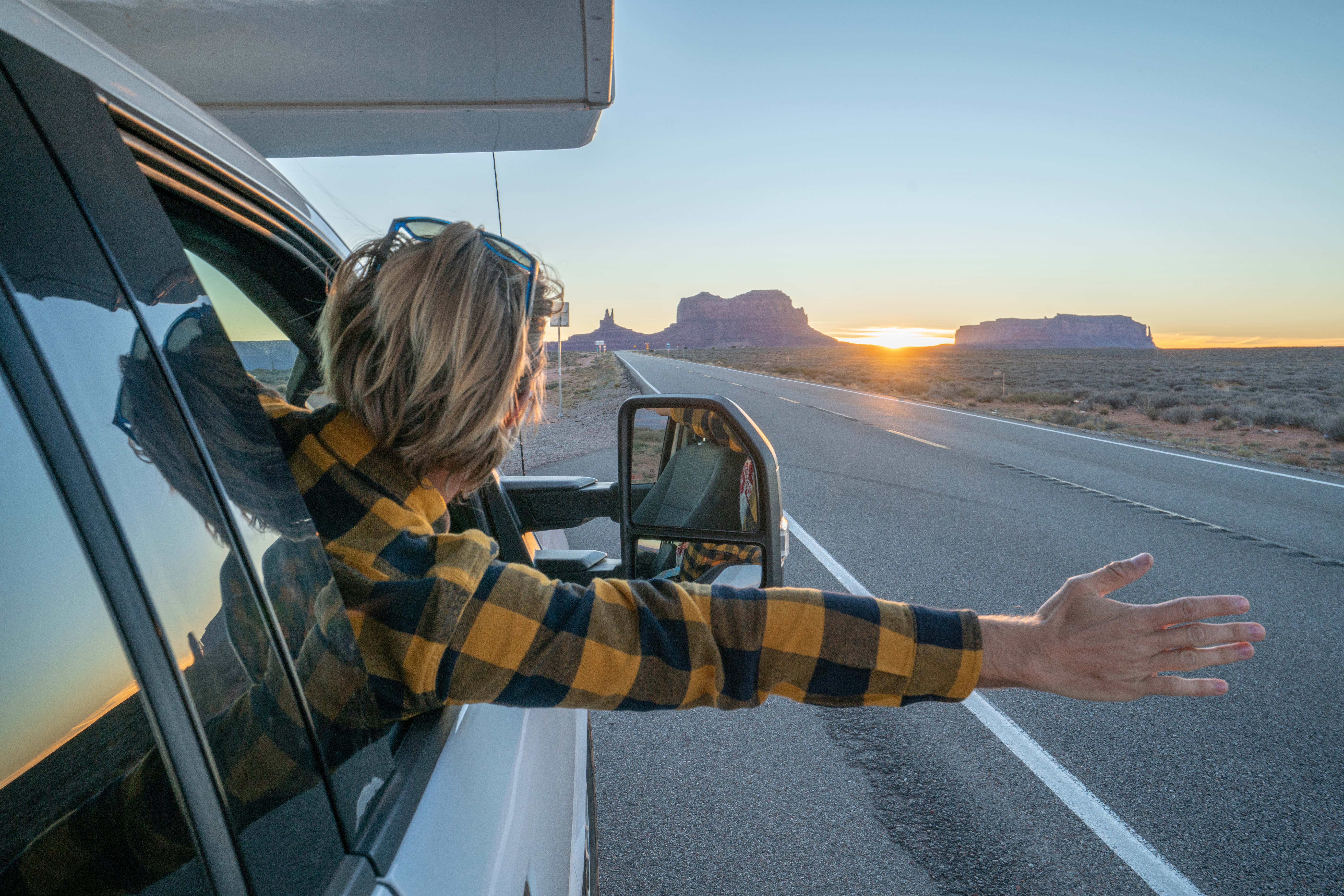 Junger Mann genießt Roadtrip
