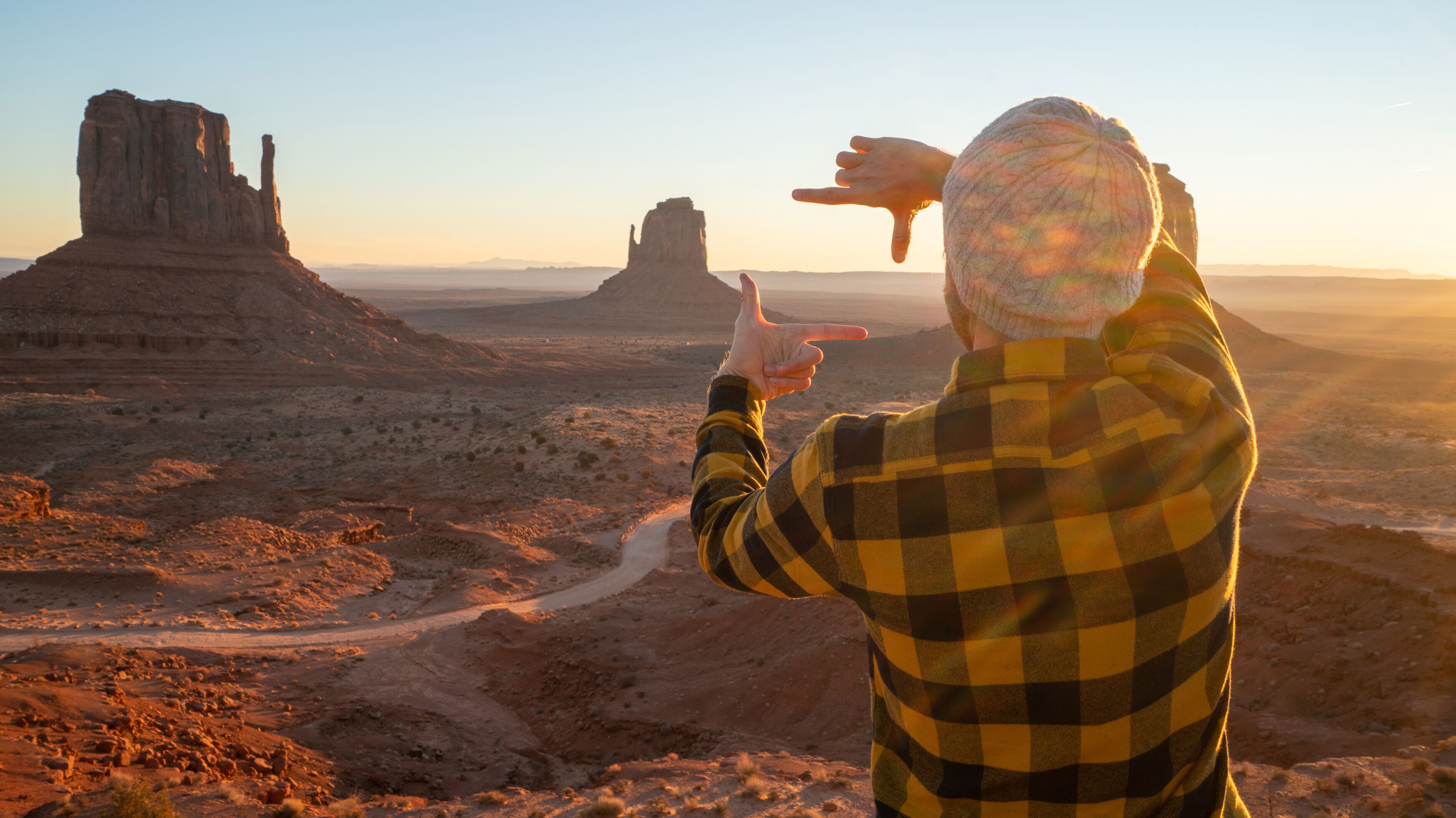 Ein Mann im Monument Valley