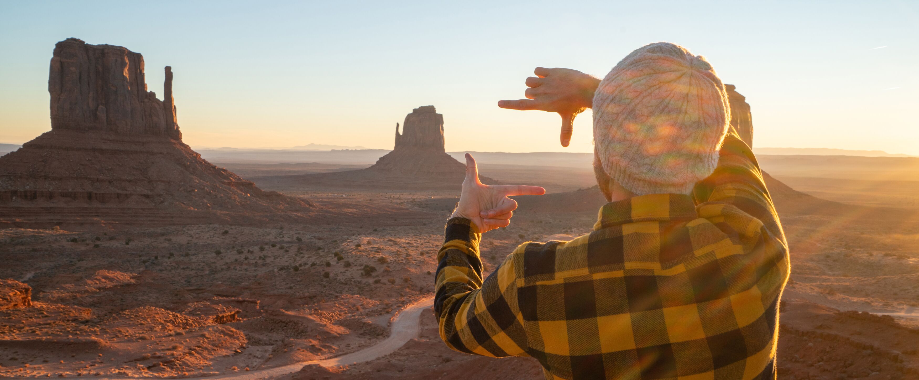 Ein Mann im Monument Valley Ein Mann im Monument Valley