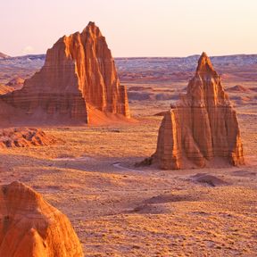 Traumhafter Blick auf die "Temples of the Sun and Moon Cathedral" im Capitol Reef Nationalpark in Utah