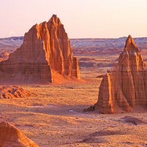 Traumhafter Blick auf die "Temples of the Sun and Moon Cathedral" im Capitol Reef Nationalpark in Utah