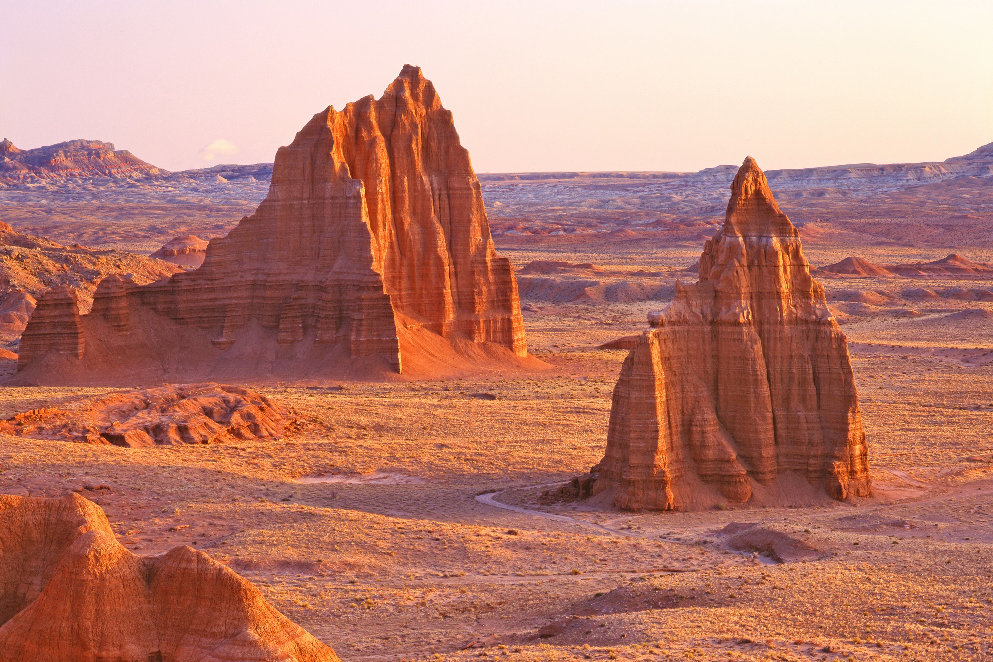 Traumhafter Blick auf die "Temples of the Sun and Moon Cathedral" im Capitol Reef Nationalpark in Utah