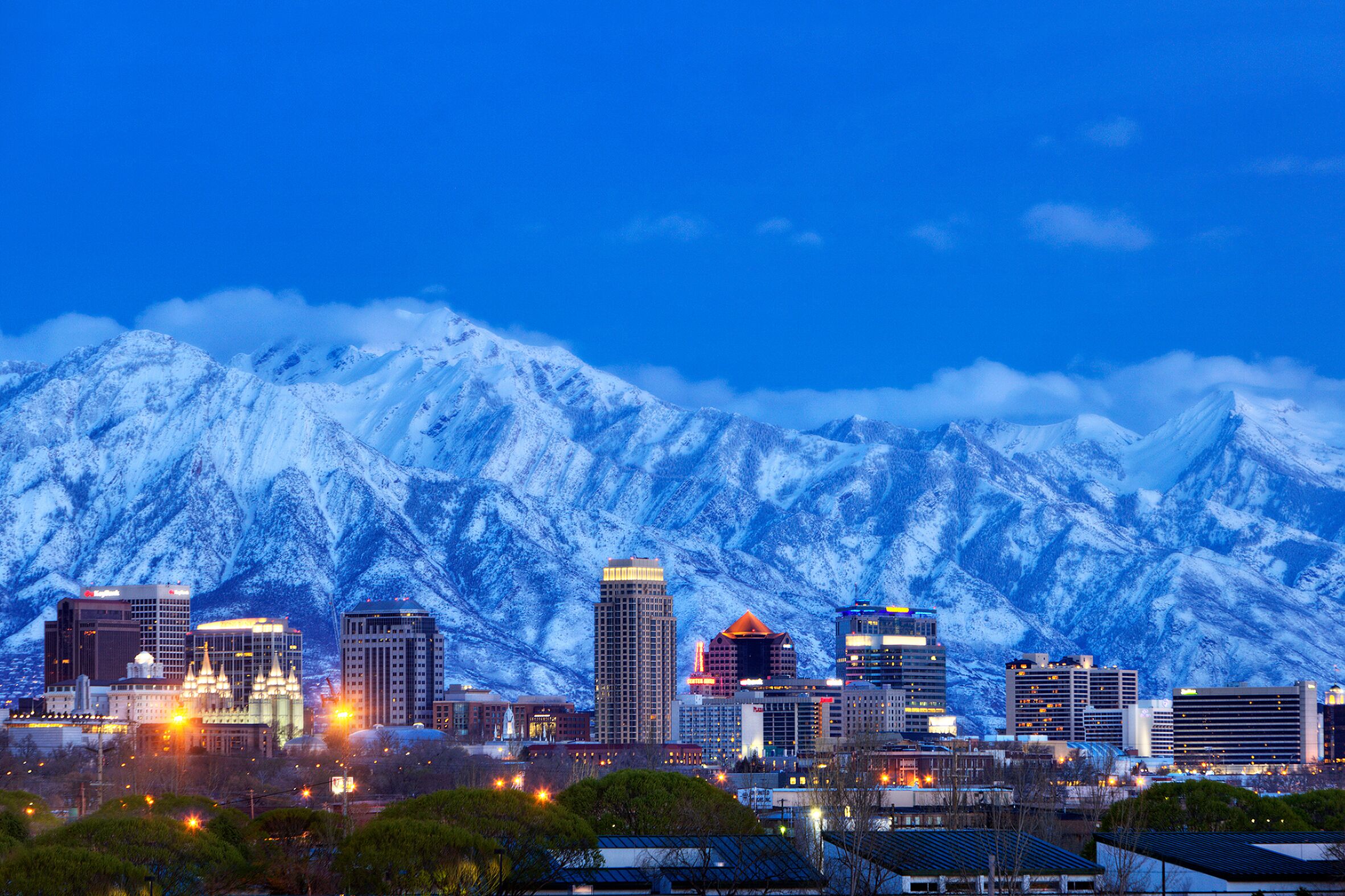 Die Wasatch Mountains im Hintergrund der Skyline von Salt Lake City in Utah