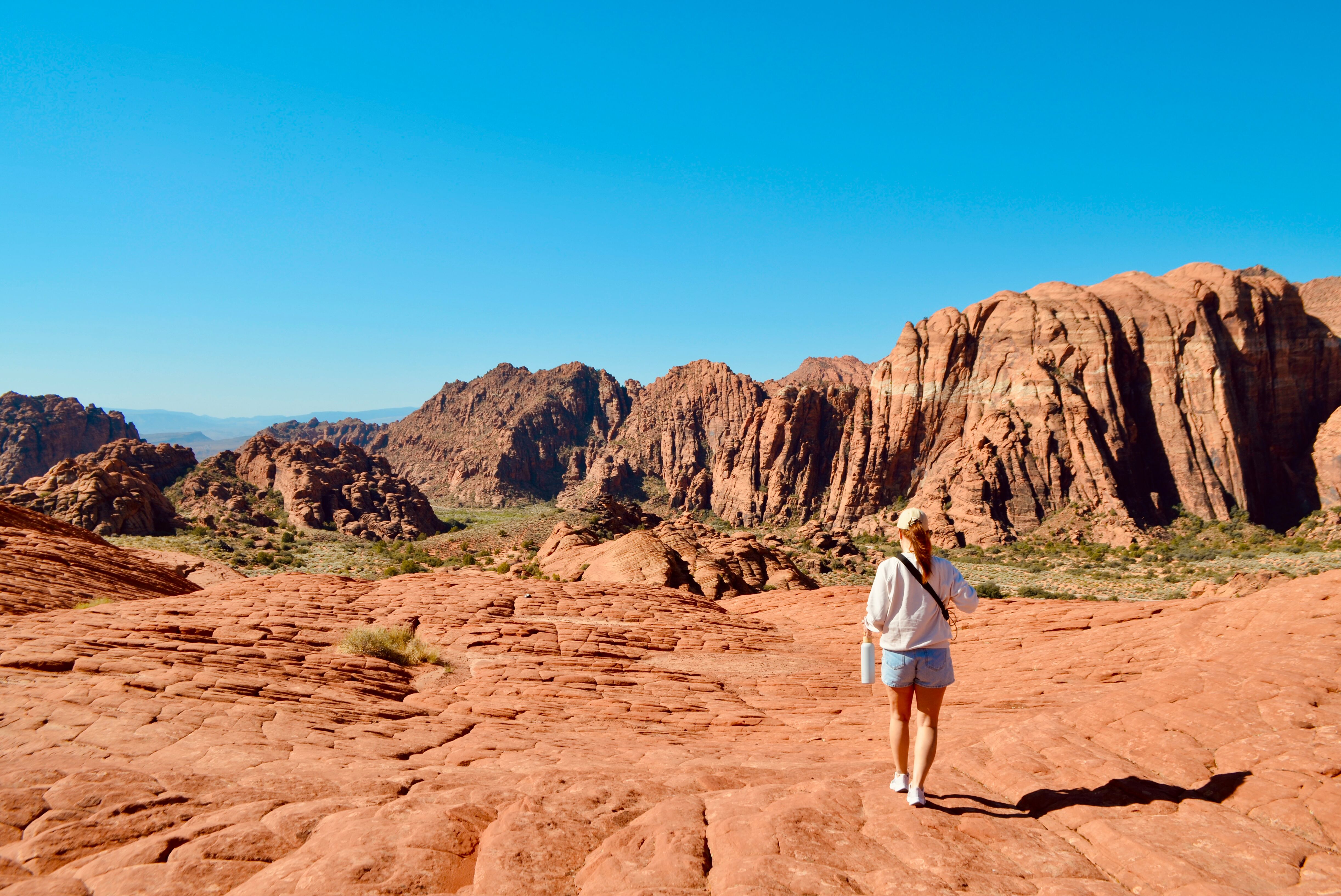 Frau wandert im Snow Canyon State Park