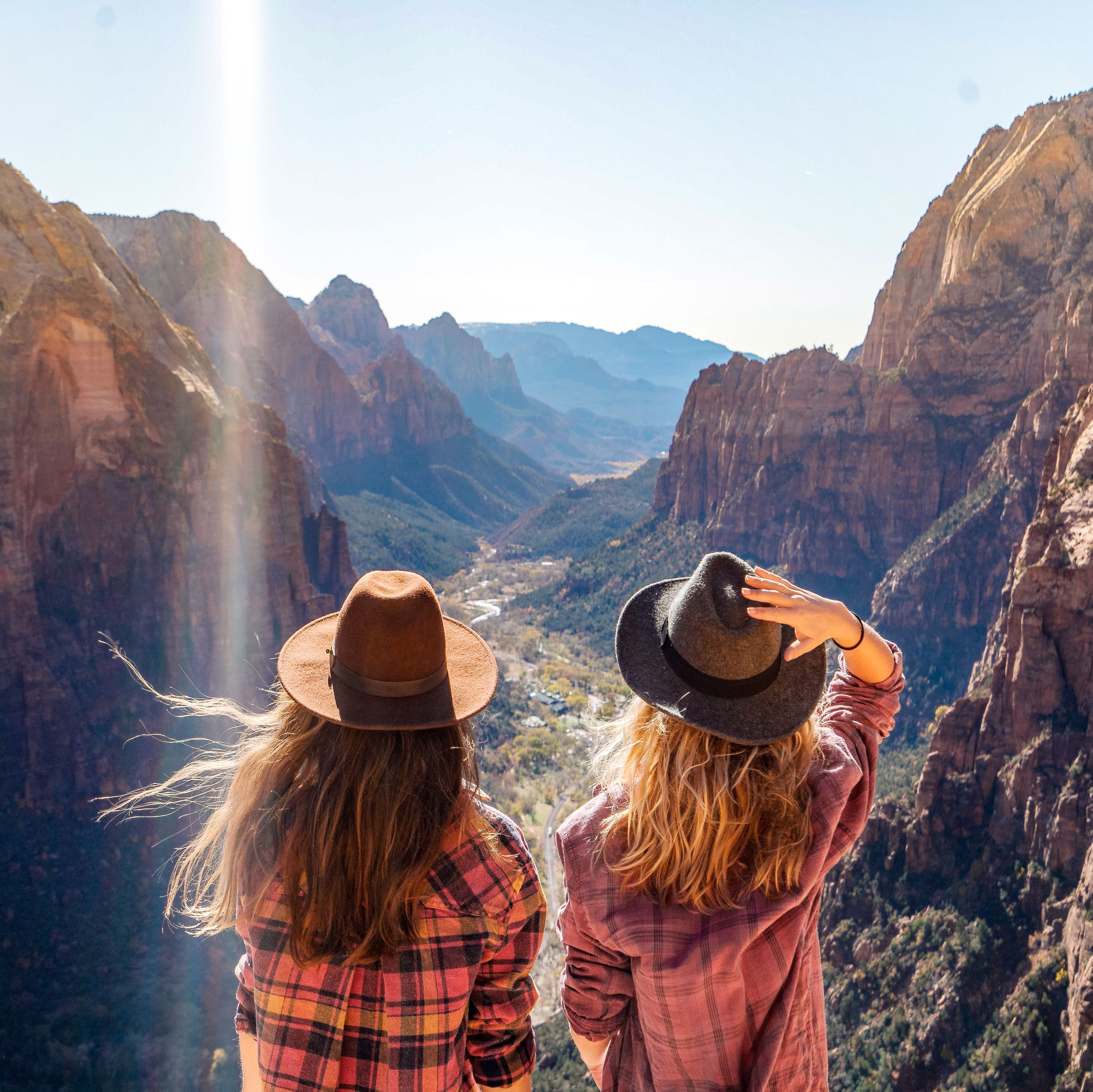 Zwei Frauen bestaunen den traumhaften Blick auf den Zion Nationalpark in Utah