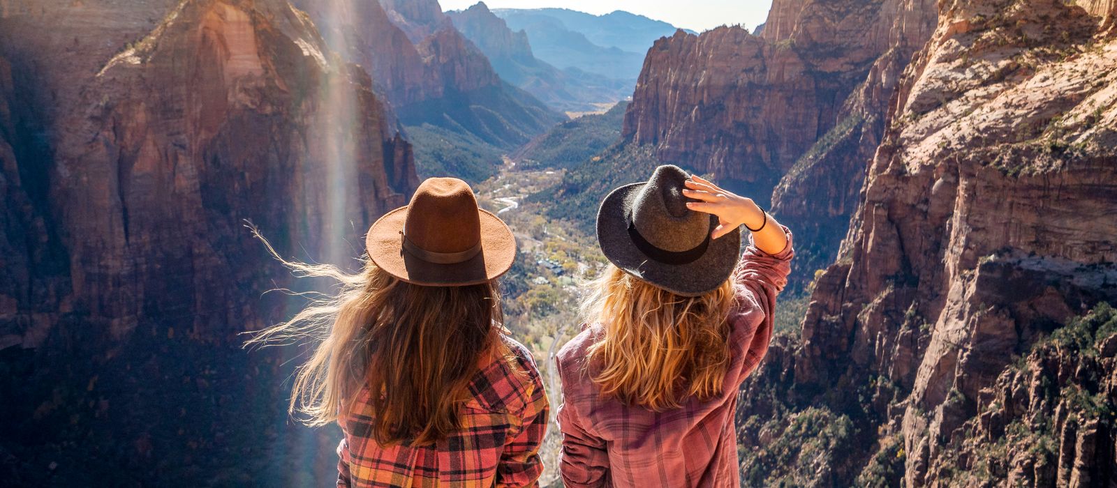 Zwei Frauen bestaunen den traumhaften Blick auf den Zion Nationalpark in Utah
