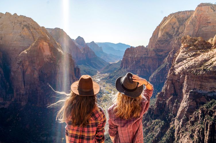 Zwei Frauen bestaunen den traumhaften Blick auf den Zion Nationalpark in Utah