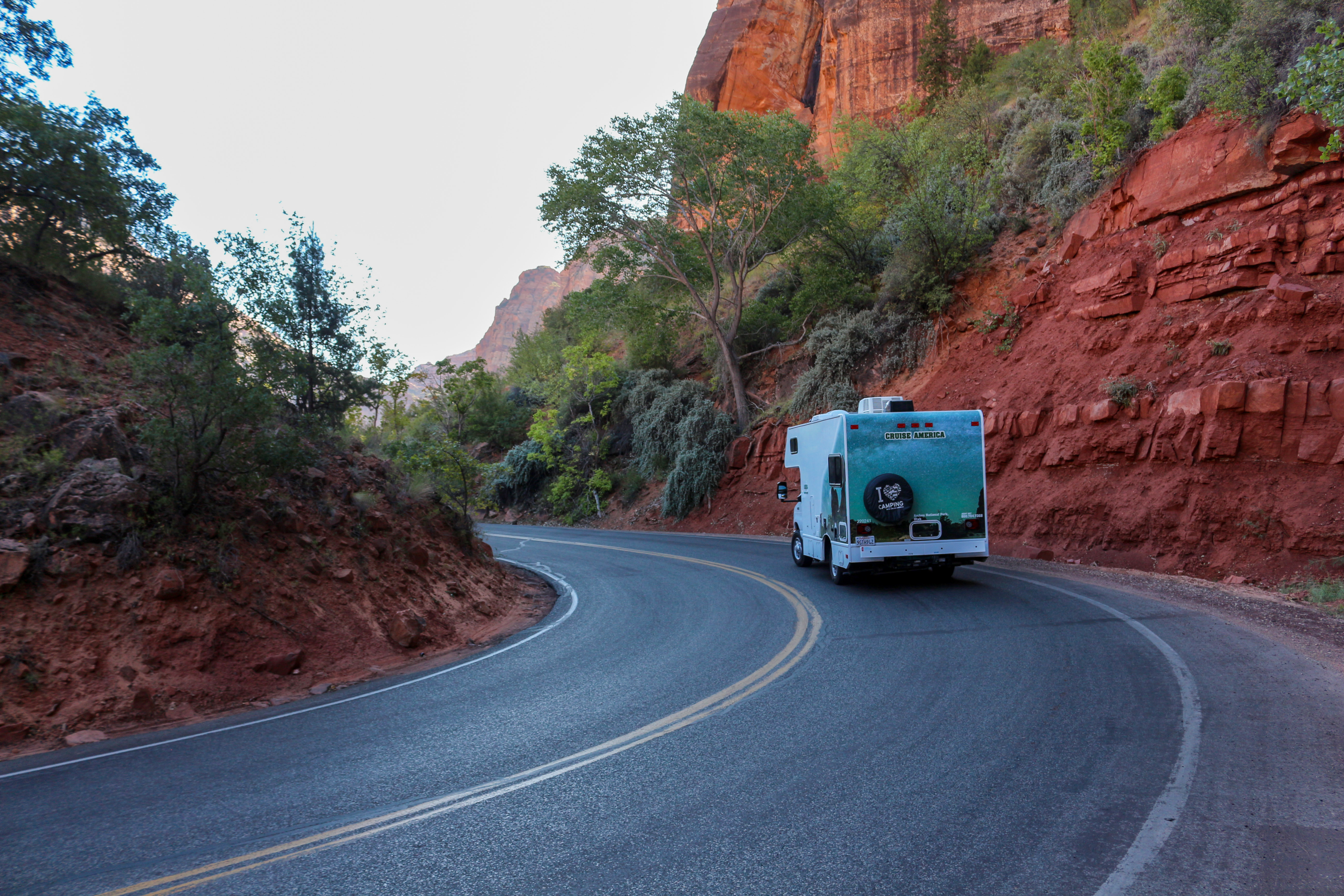 Ein Wohnmobil von Cruise America fährt durch den Zion Nationalpark