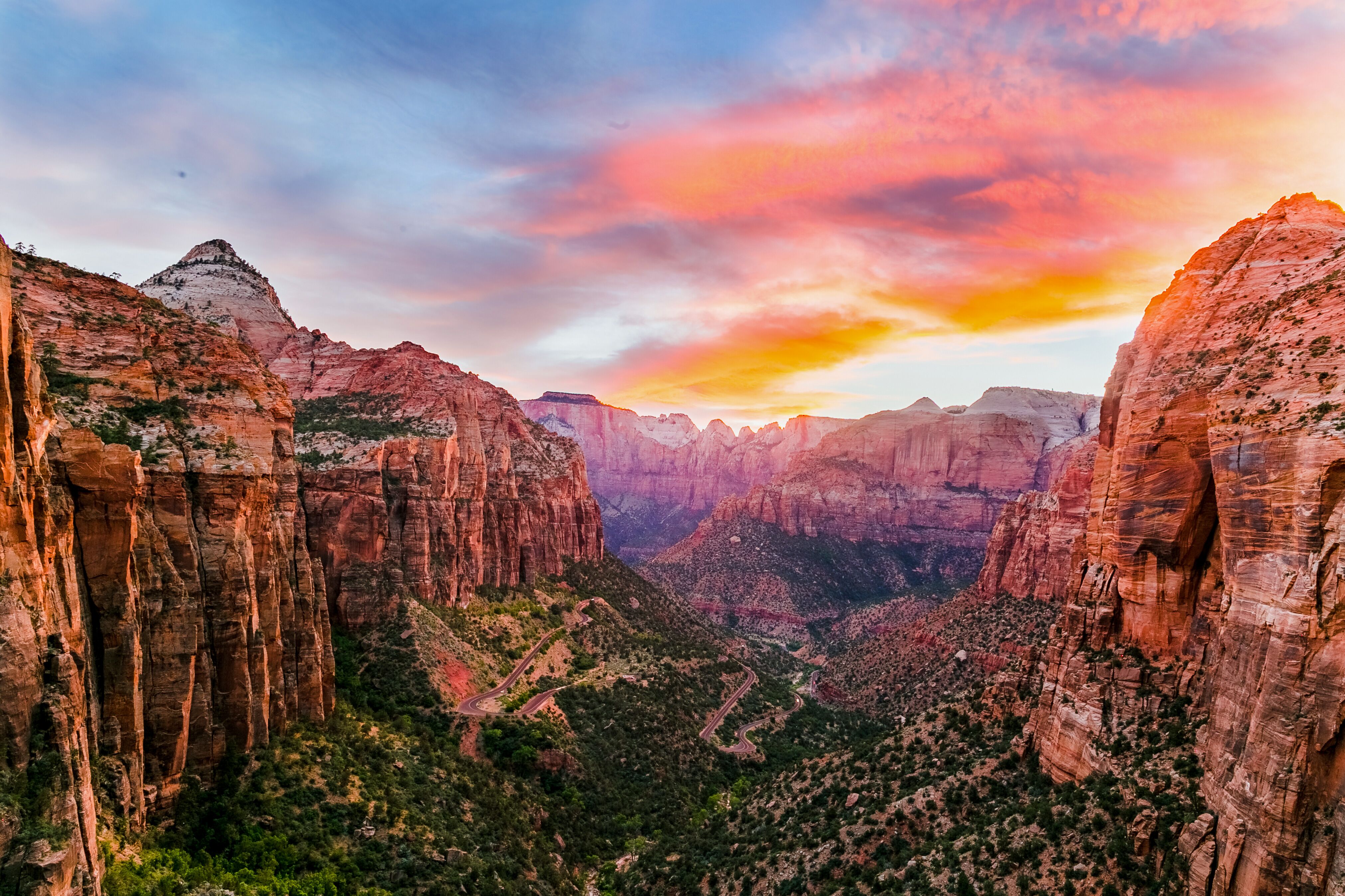 Farbenfroher Sonnenuntergang über dem Zion Nationalpark in Utah