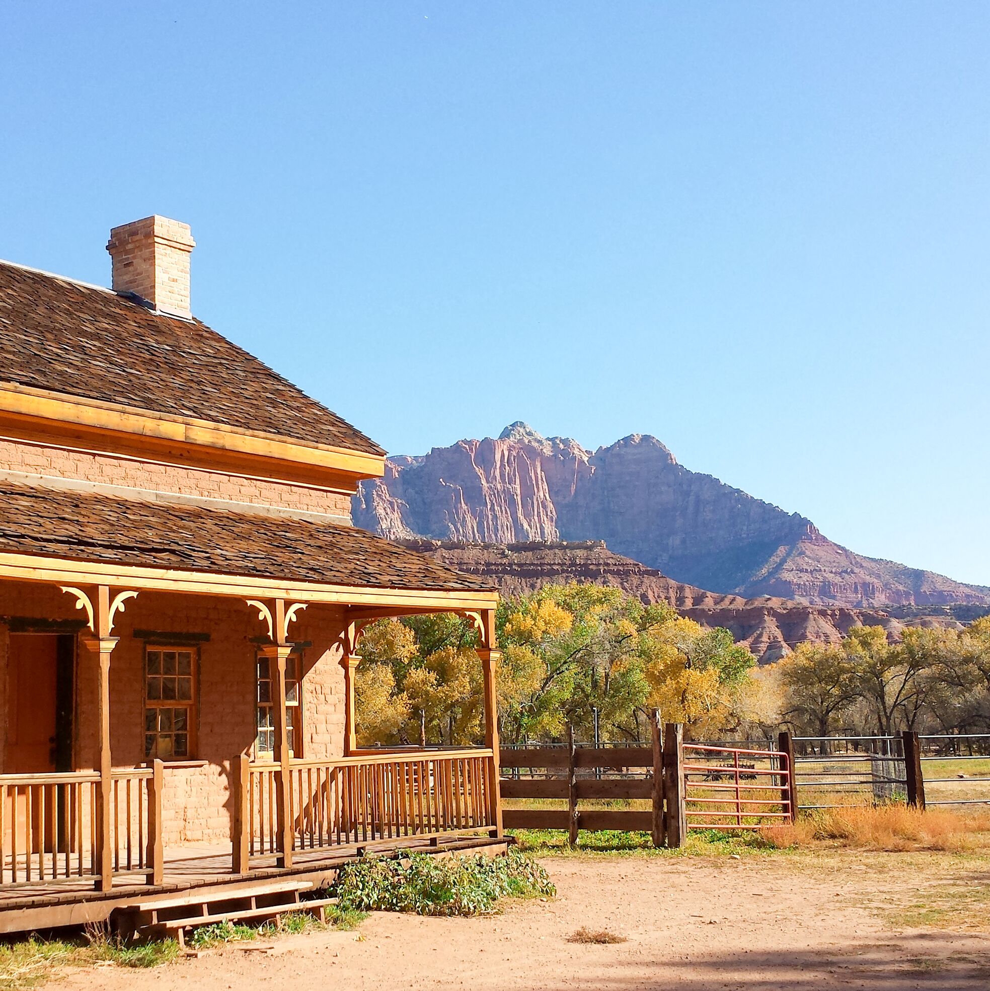 Ein verlassenes Haus in der Geisterstadt Grafton nahe dem Zion Nationalpark in Utah