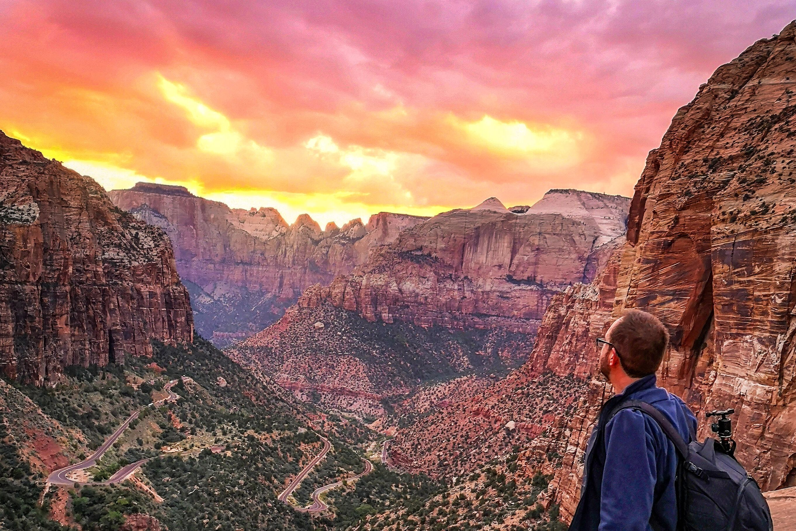Tourist sieht in den Himmel im Zion National Park bei Sonnenuntergang am Canyon