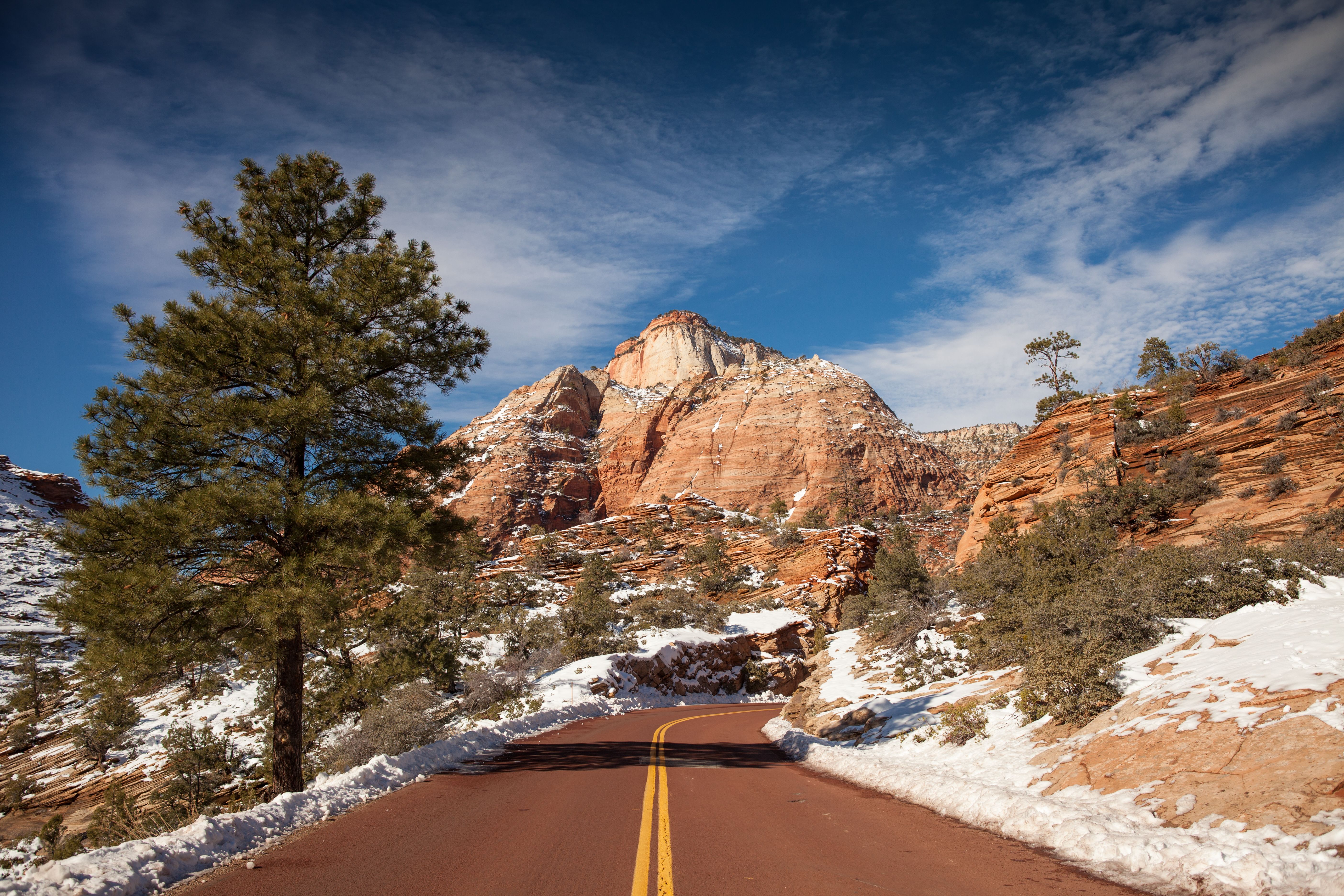 Eine StraÃŸe im winterlichen Zion-Nationalpark, Utah