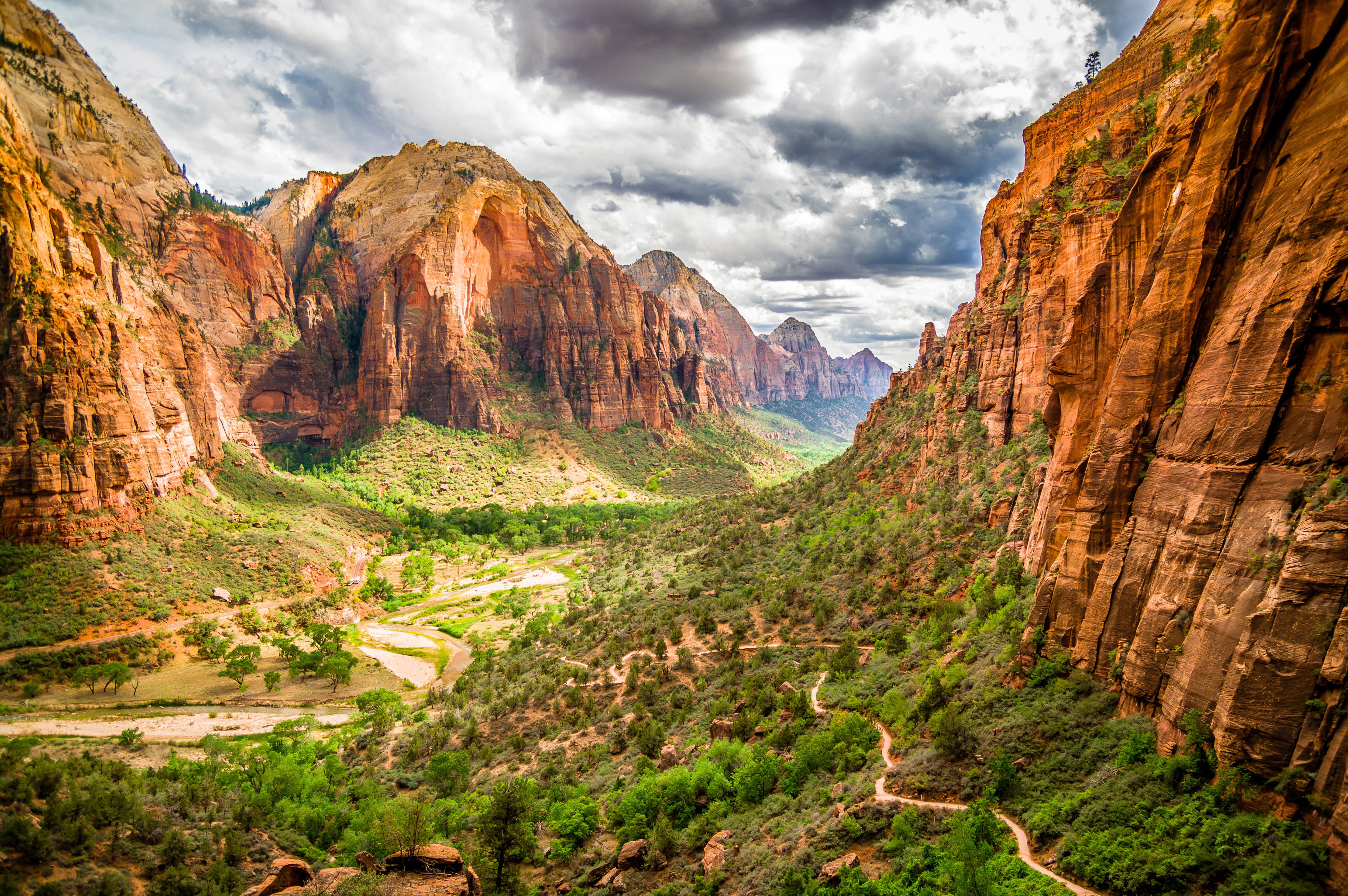 Tal zwischen Bergen im Zion National Park, Utah