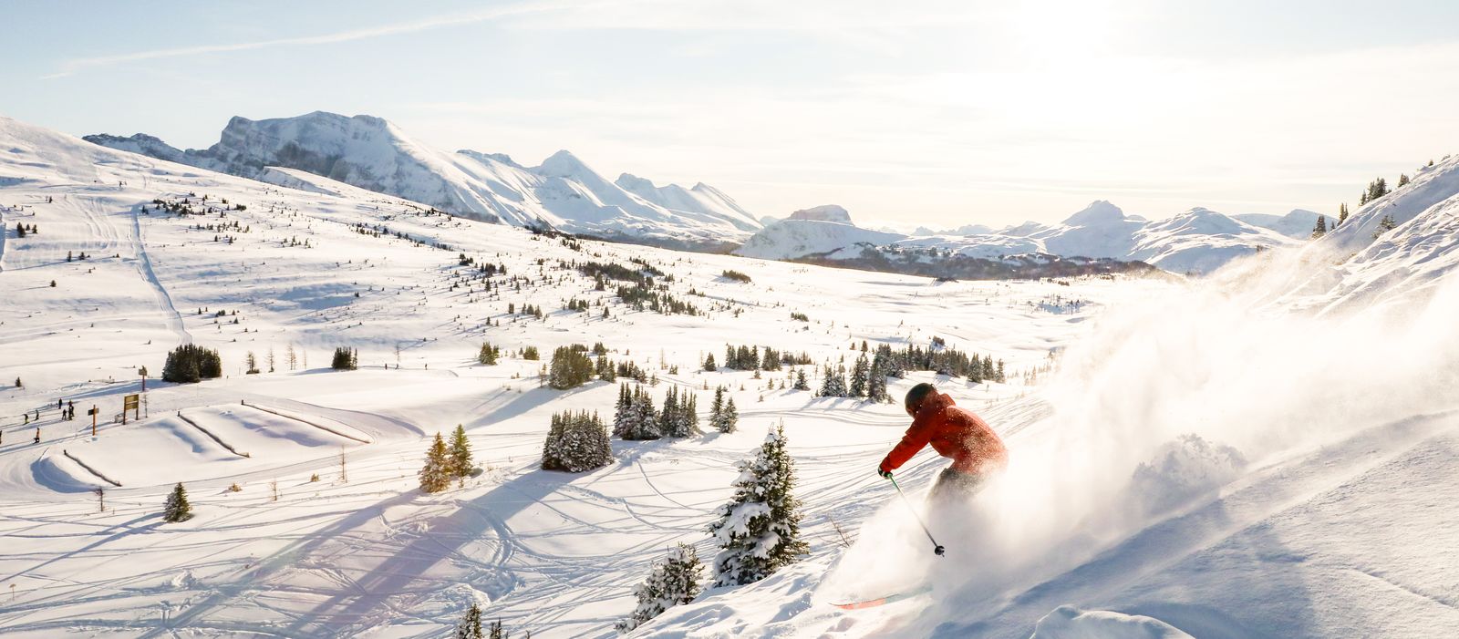 Skifahrer in Banff, Kanada bei strahlendem Sonnenschein und feinstem Powder Schnee