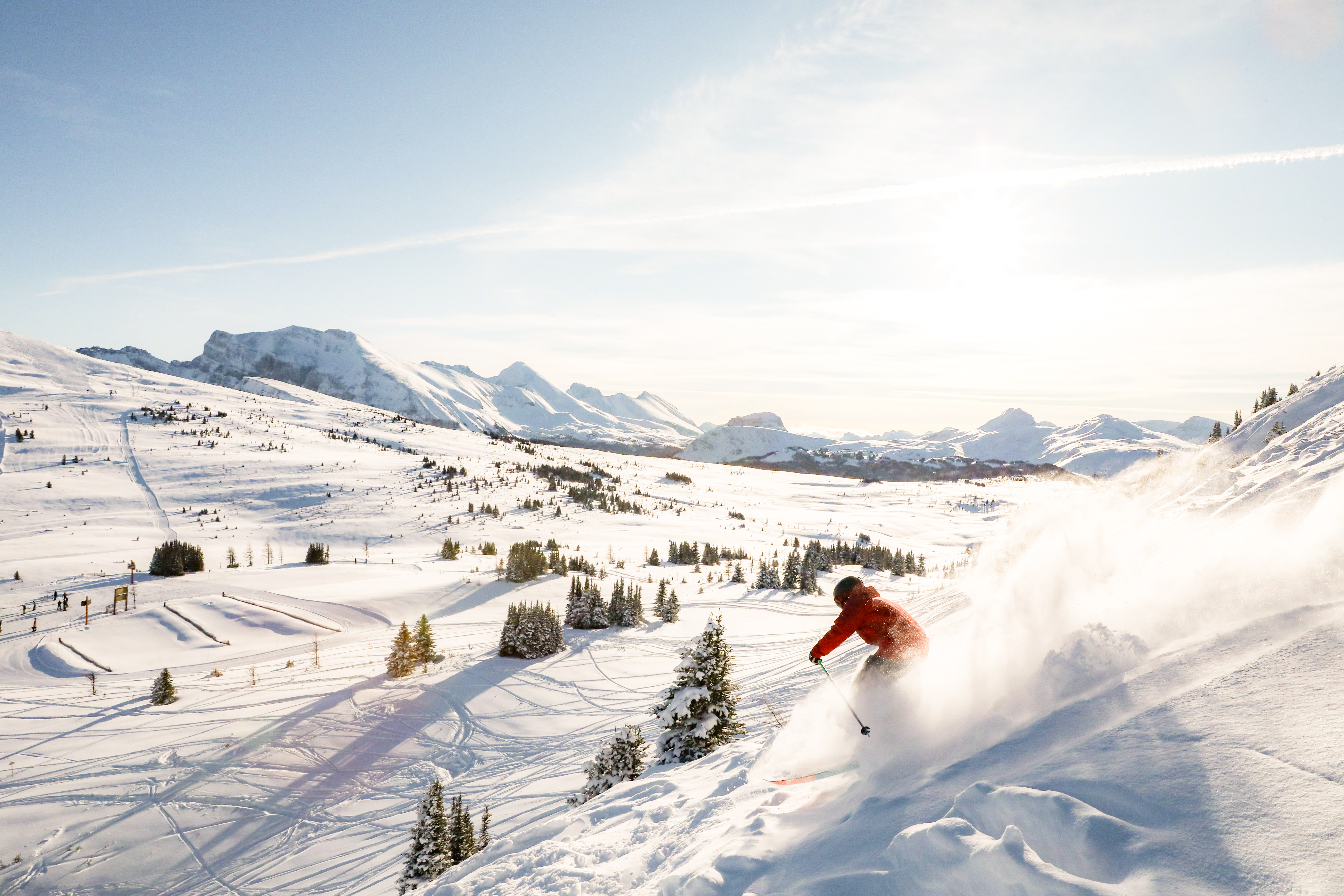 Skifahrer in Banff, Kanada bei strahlendem Sonnenschein und feinstem Powder Schnee