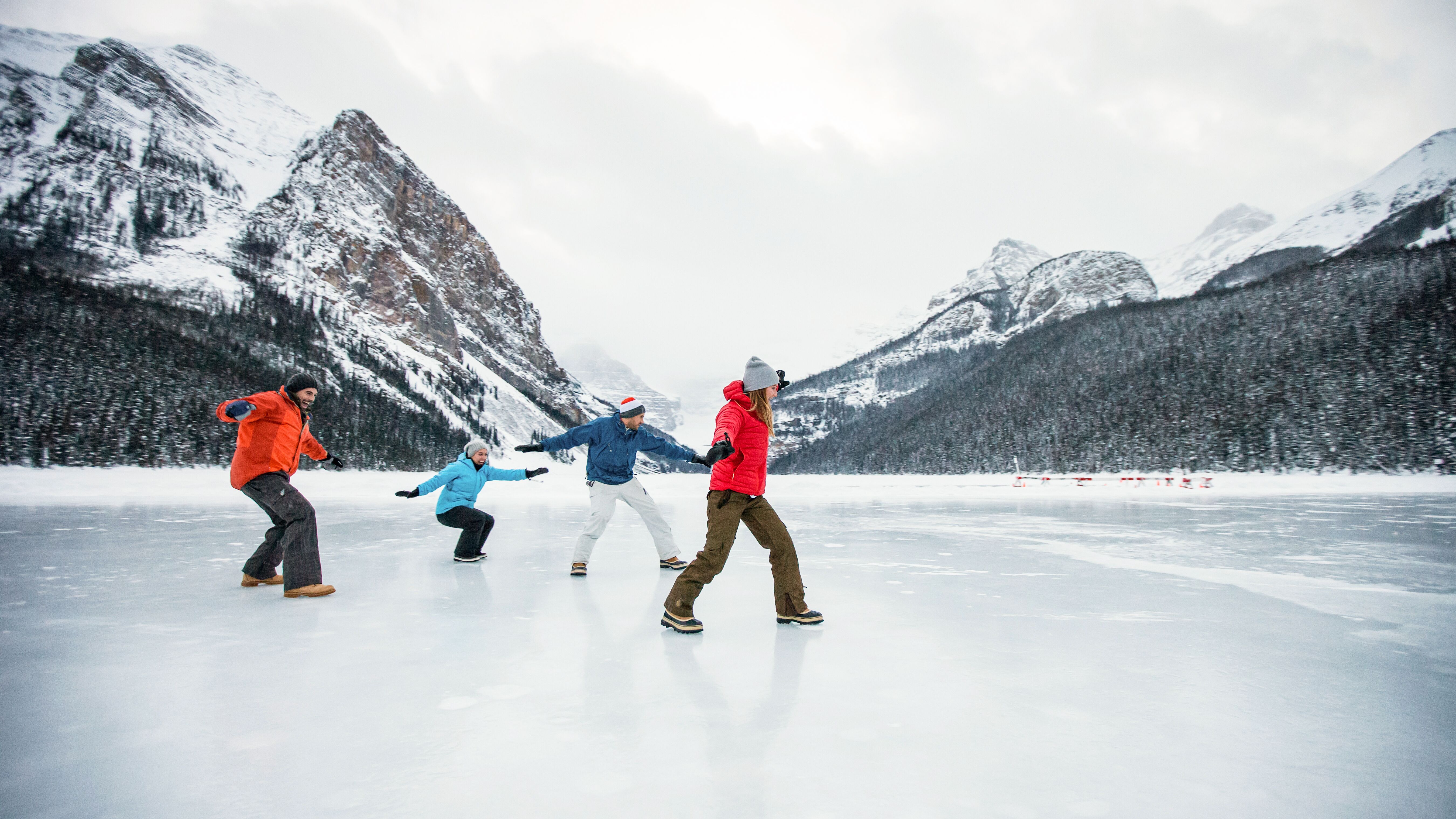 Schlittern auf dem Lake Louise im Banff National Park mit der atemberaubenden Bergkulisse der Rocky Mountains im Hintergrund Schlittschuhlaufen auf dem Lake Louise im Banf National Park mit der atemberaubenden Bergkulisse der Rocky Mountains im Hintergrund