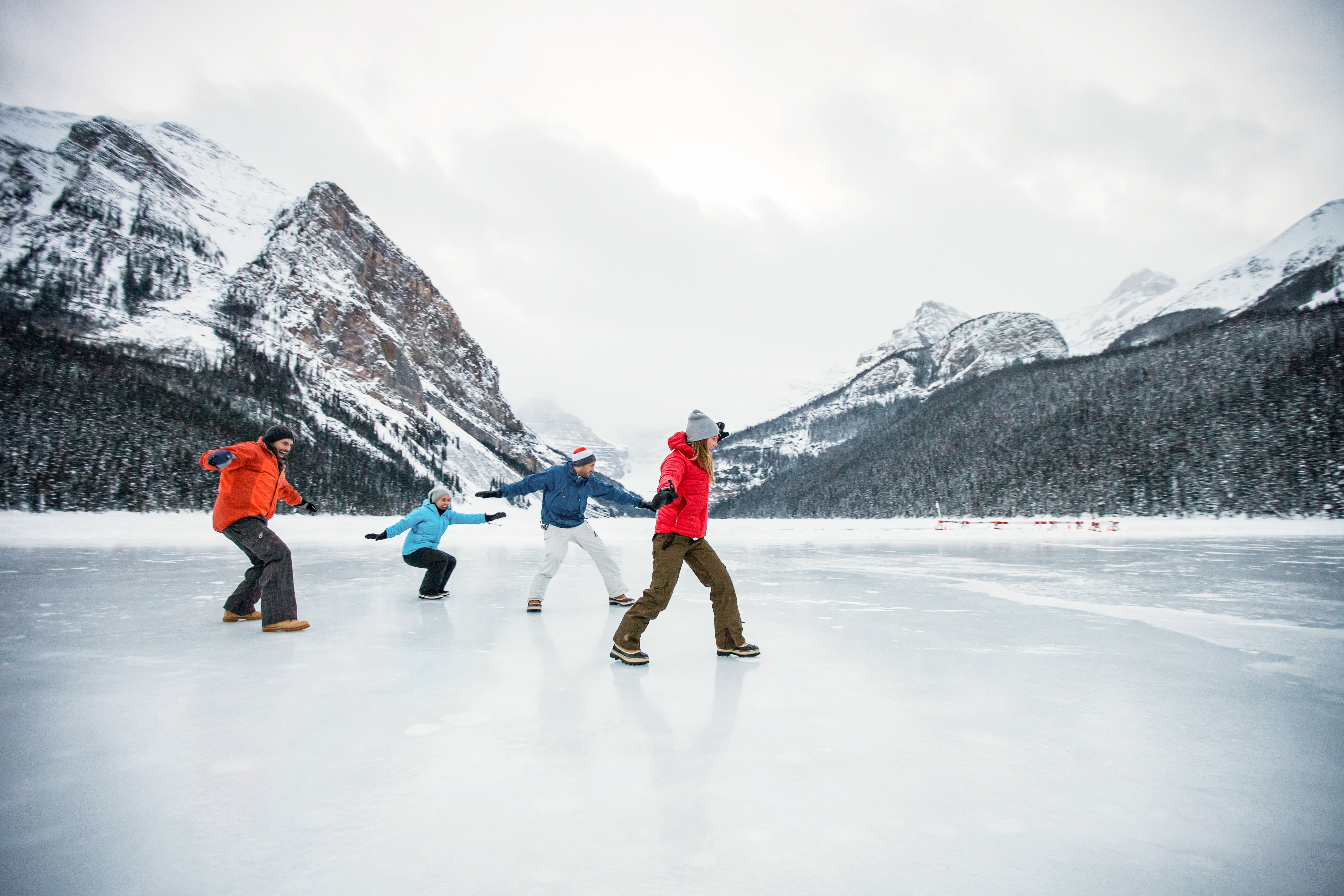 Schlittschuhlaufen auf dem Lake Louise im Banf National Park mit der atemberaubenden Bergkulisse der Rocky Mountains im Hintergrund