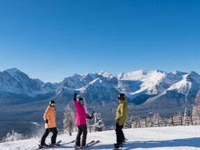Drei Skifahrer in Lake Louise