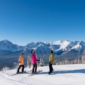 Drei Skifahrer in Lake Louise
