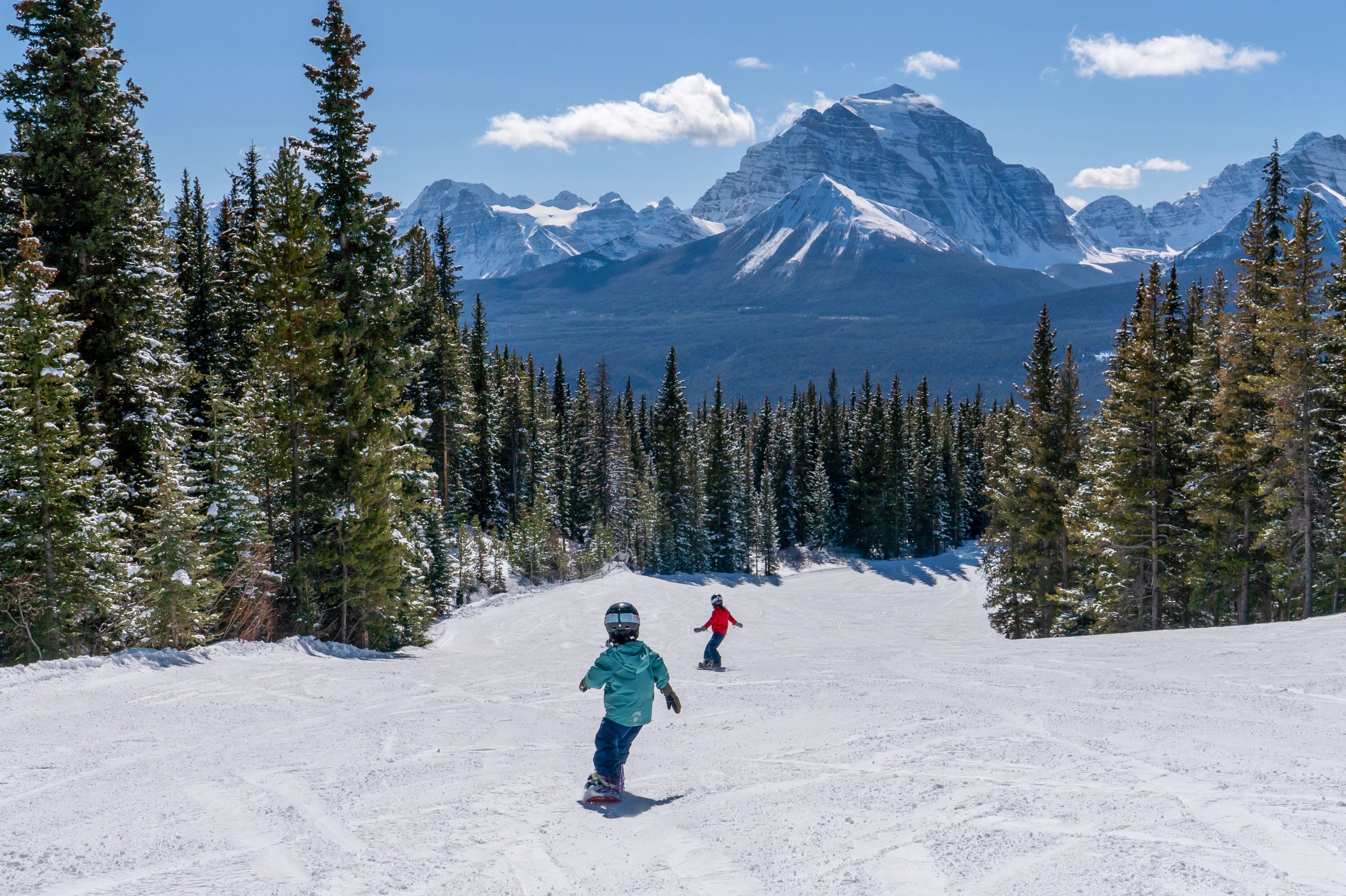 Kinder snowboarden in Lake Louise