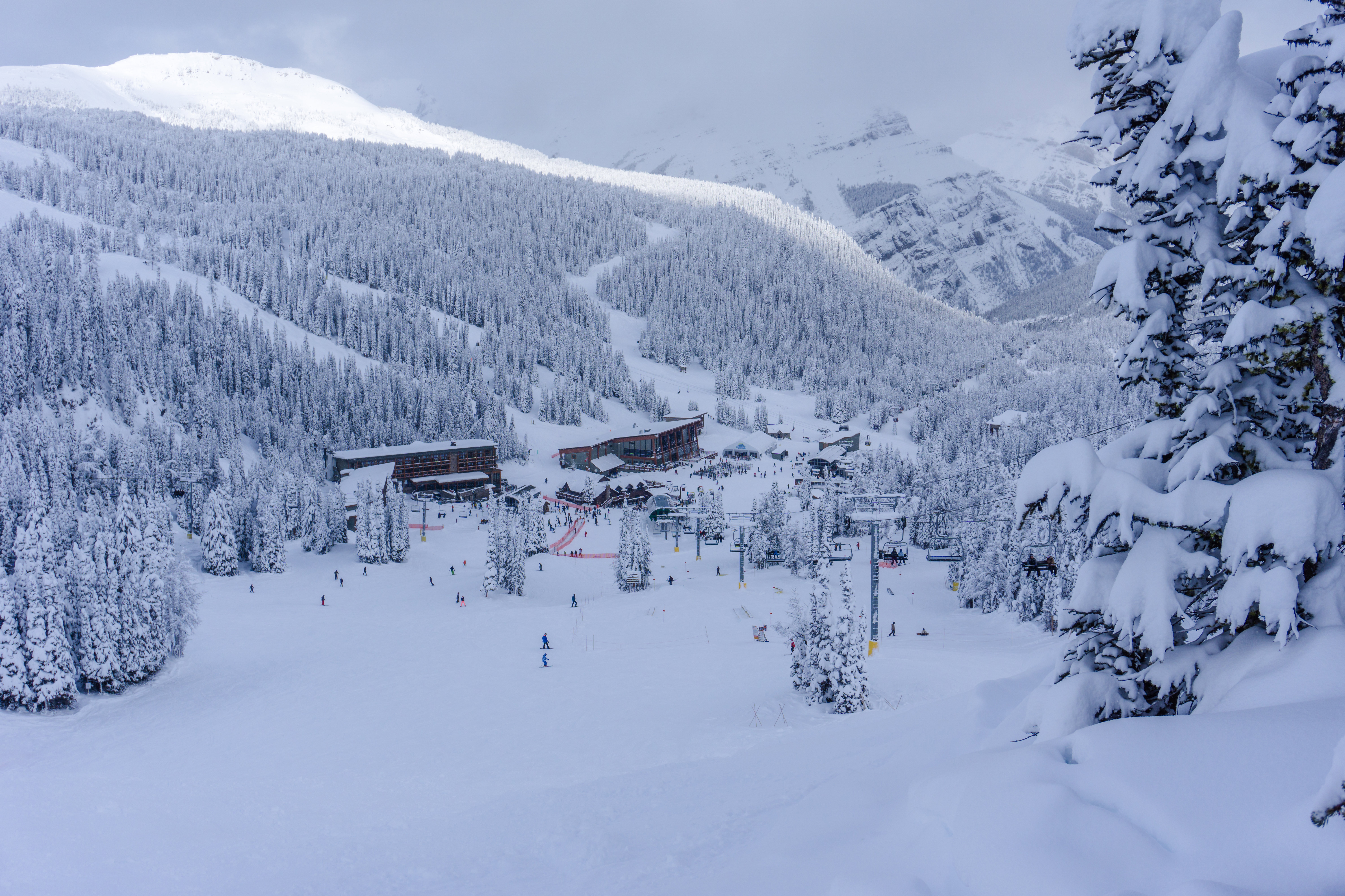 Blick aufs verschneite Sunshine Village