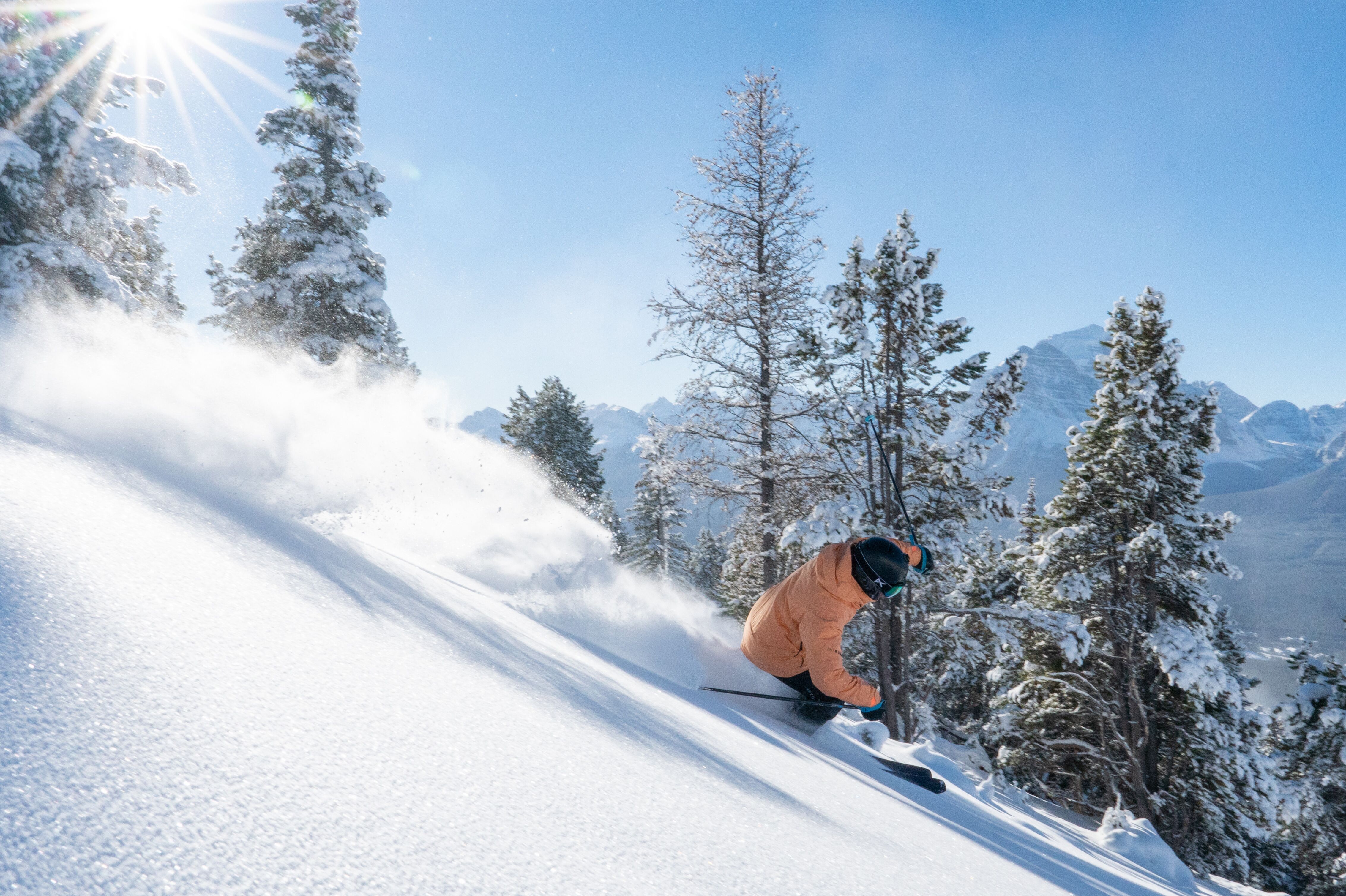Skifahrer auf einer Piste in Lake Louise
