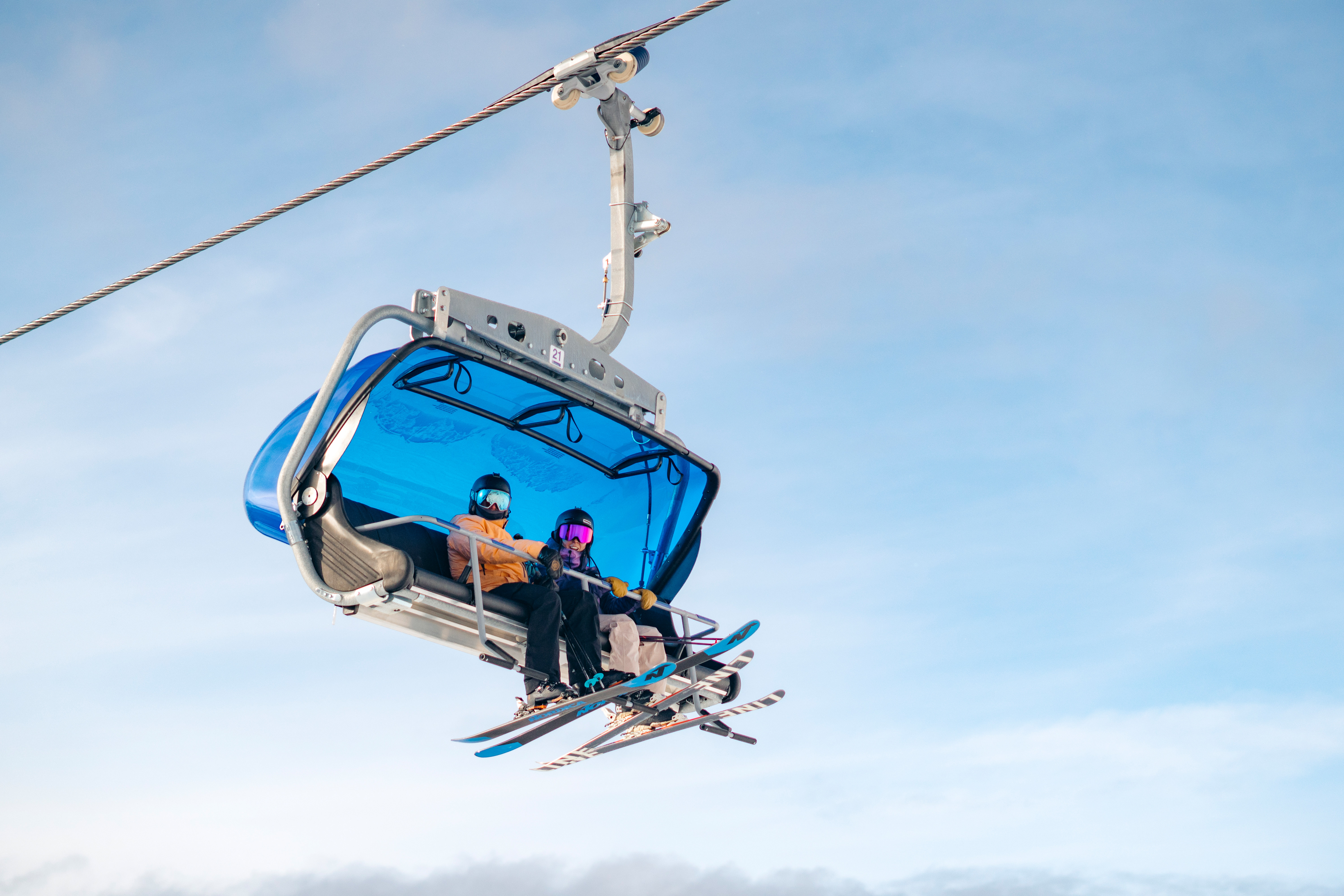 Zwei Skifahrer im beheizten Pipestone Express in Lake Louise