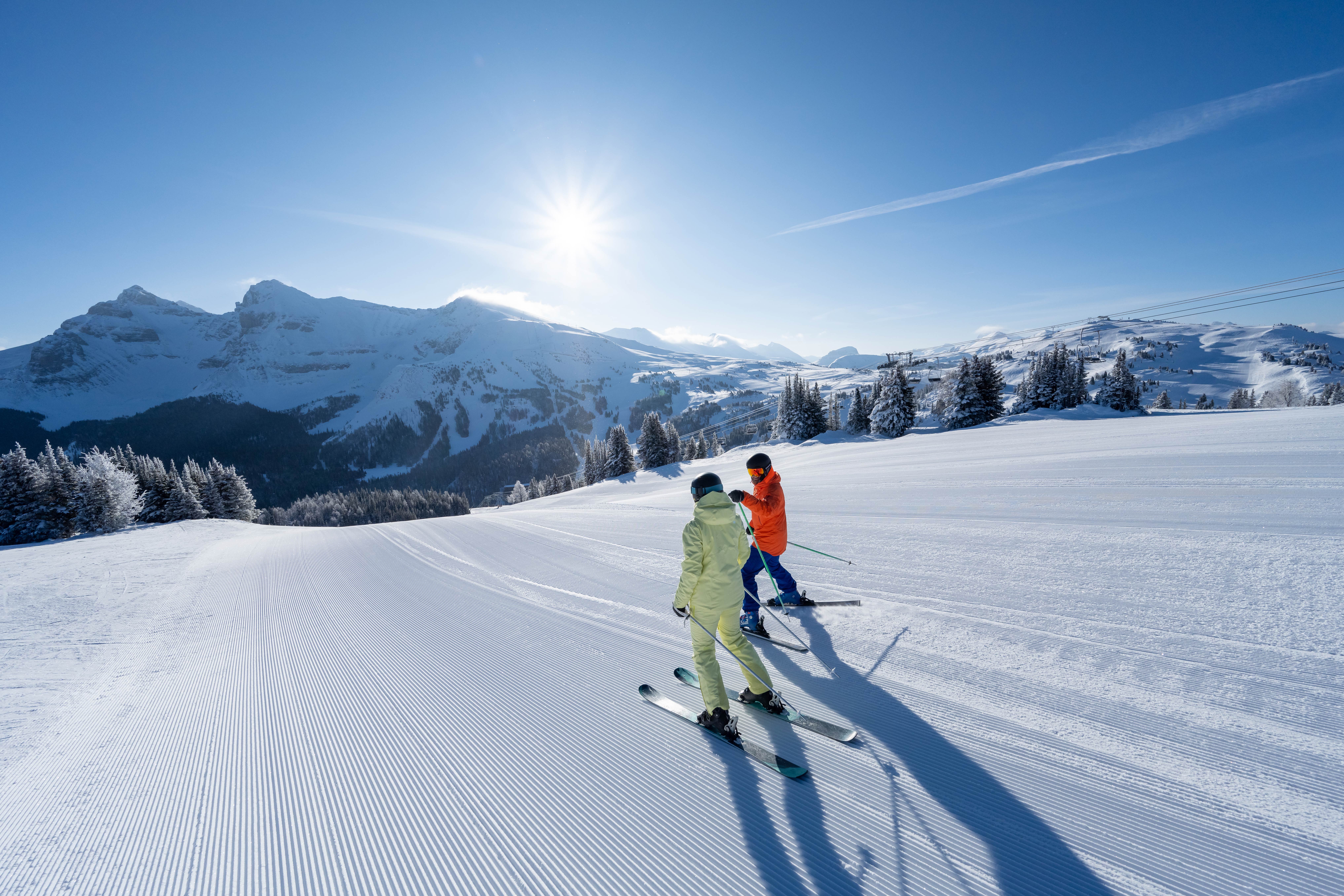Sonnenschein über einer Piste in Sunshine Village
