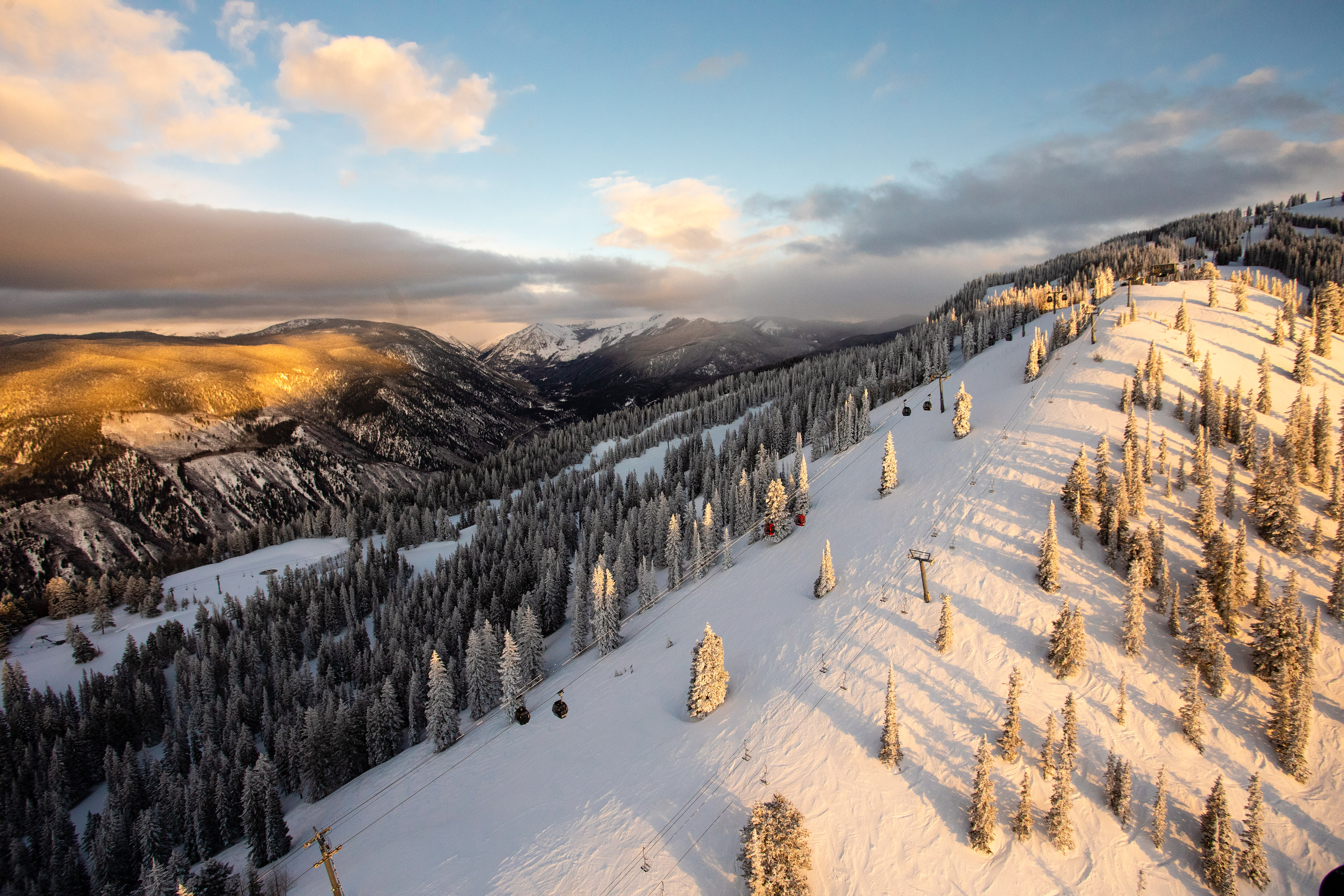 Goldenes Licht erleuchtet die Schneelandschaft von Aspen