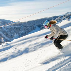 Skifahren auf einer Piste in Aspen Snowmass, Colorado