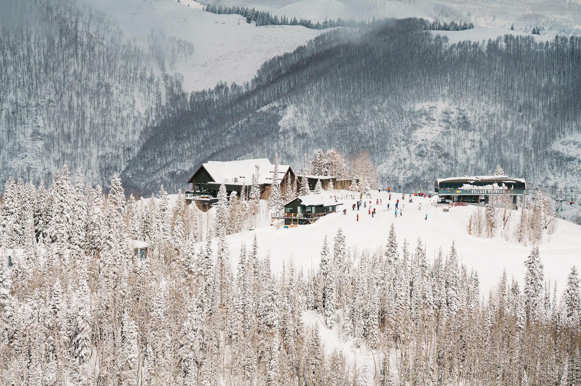 Blick auf eine verschneite Bergstation im Aspen Snowmass Ski Resort in Colorado