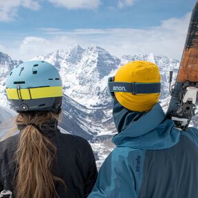 Gemeinsame Momente im Skigebiet Aspen Snowmass teilen