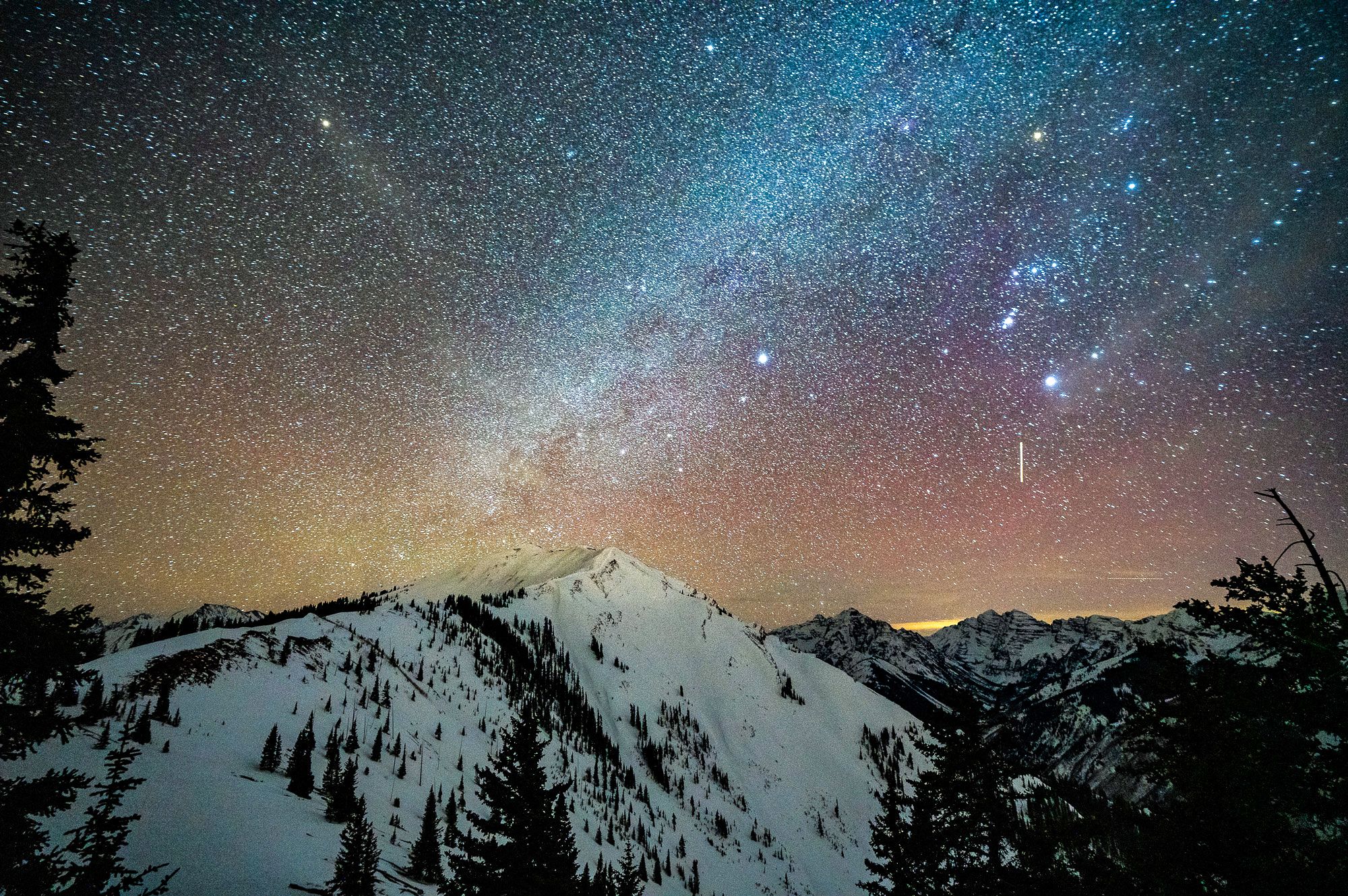 Bezaubernder Nachthimmel voller Sterne im Skigebiet Aspen Snowmass