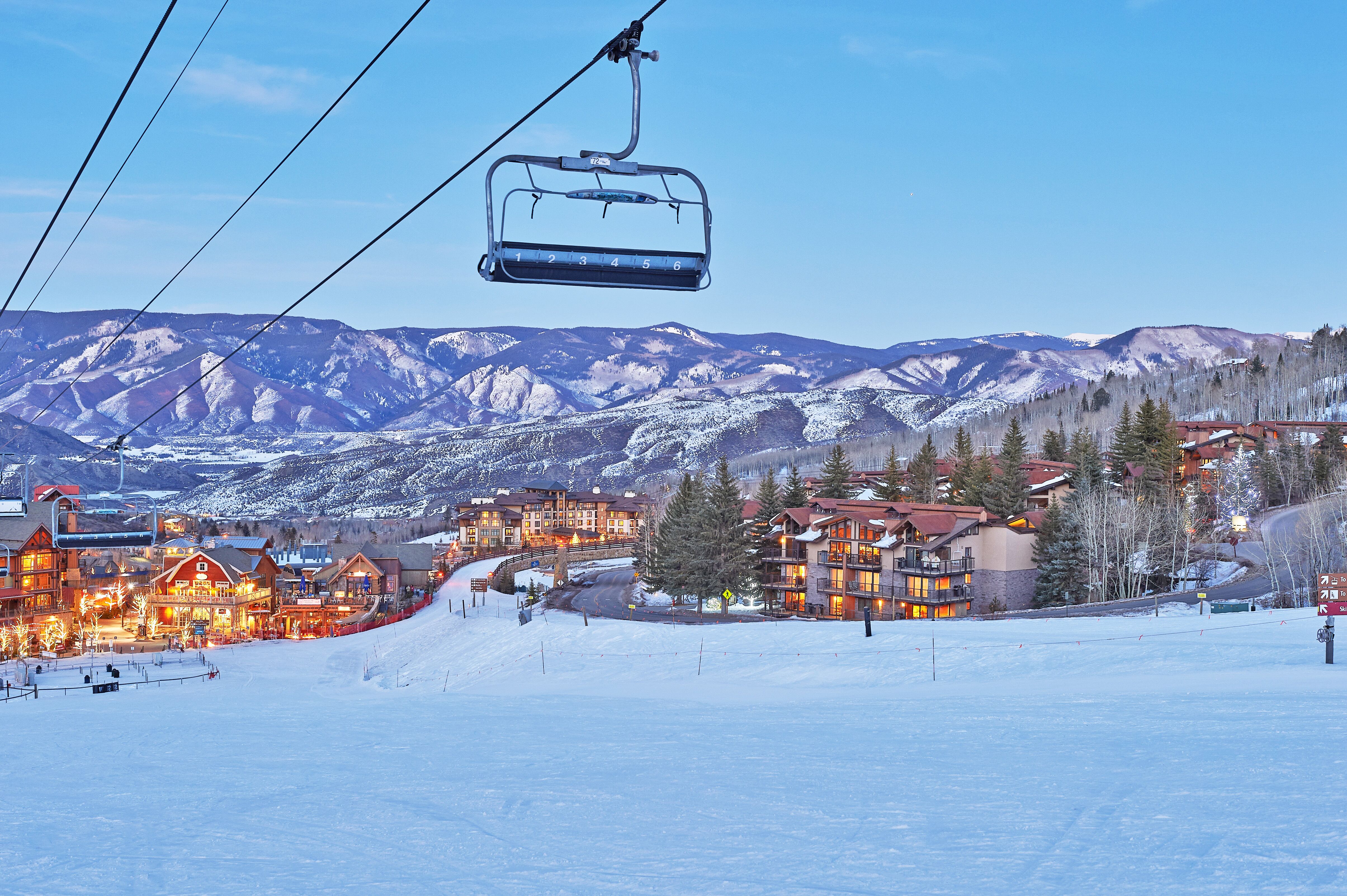 Sessellift im Base Village bei Nacht bei den Crestwood Condominiums in Snowmass, Colorado