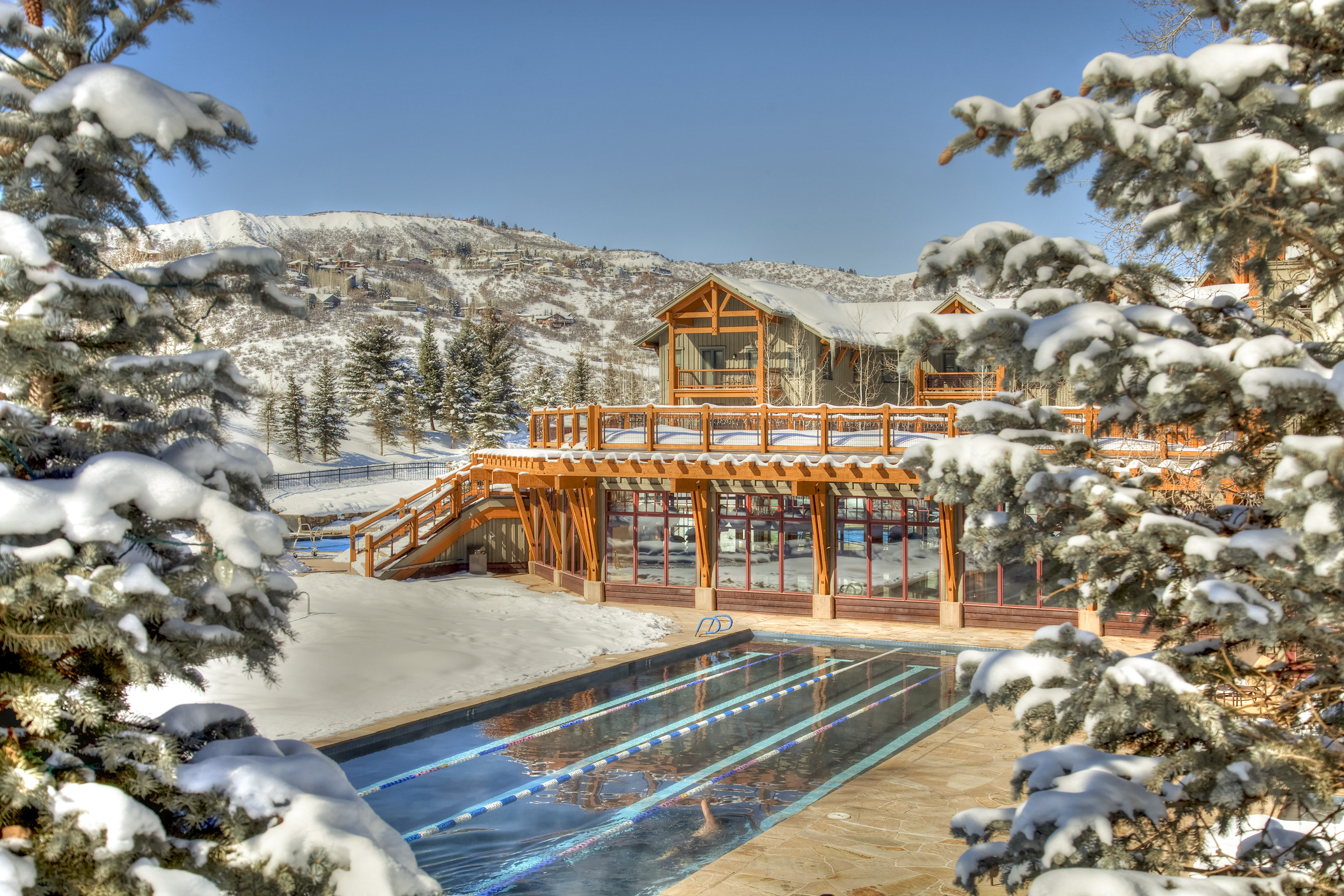 Bahnen schwimmen im Aussenpool des Snowmass Clubs in Colorado