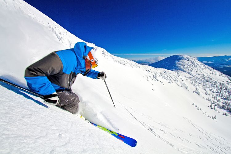 Skifahrer geniesst Bluebird Day