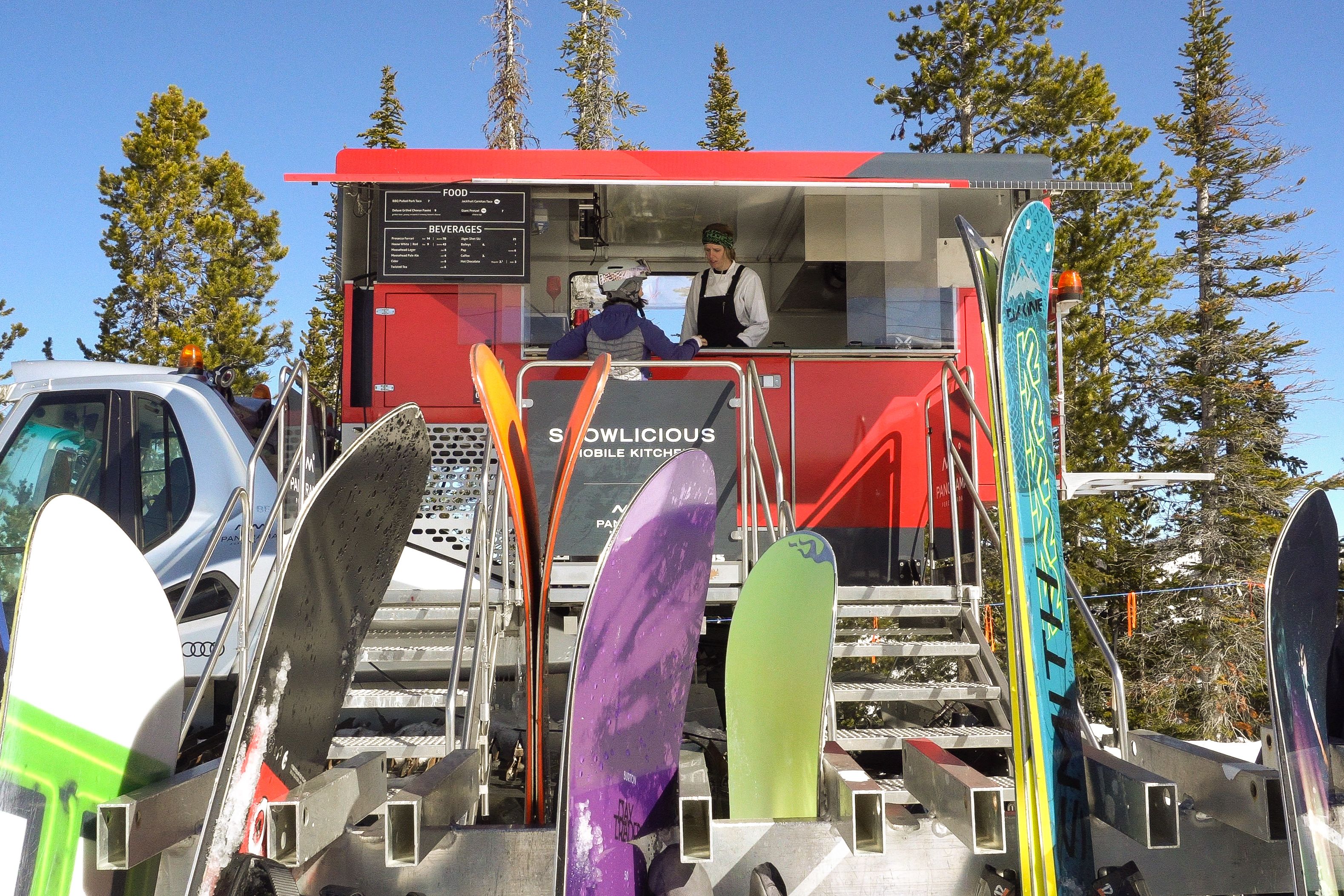 Der Snowcat Food-Truck kursiert an sechs verschiedenen Orten im Panorama Mountain Resort in British Columbia, oben am Champagne Chairlift ist er jedoch am hÃ¤ufigsten aufzufinden