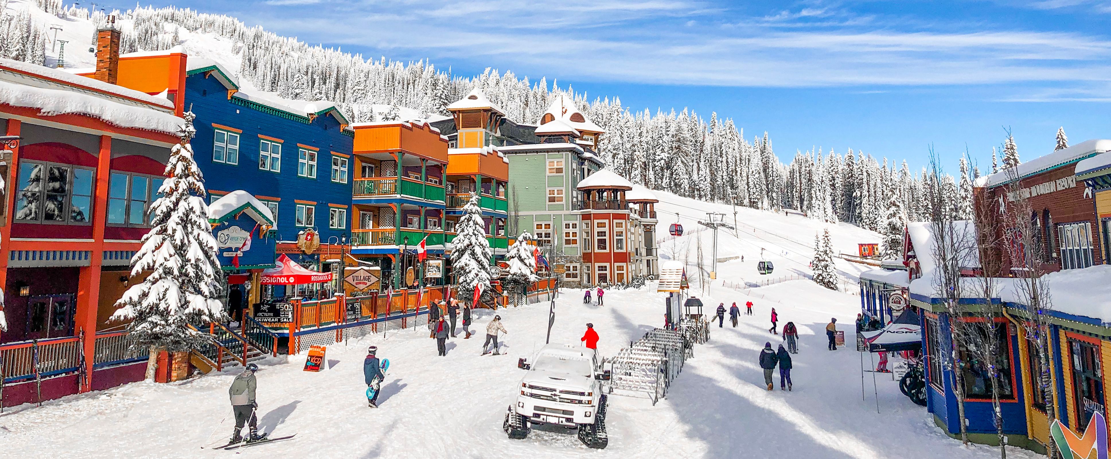 Eine kleine Stadt im Silver Star Mountain Resort in British Columbia