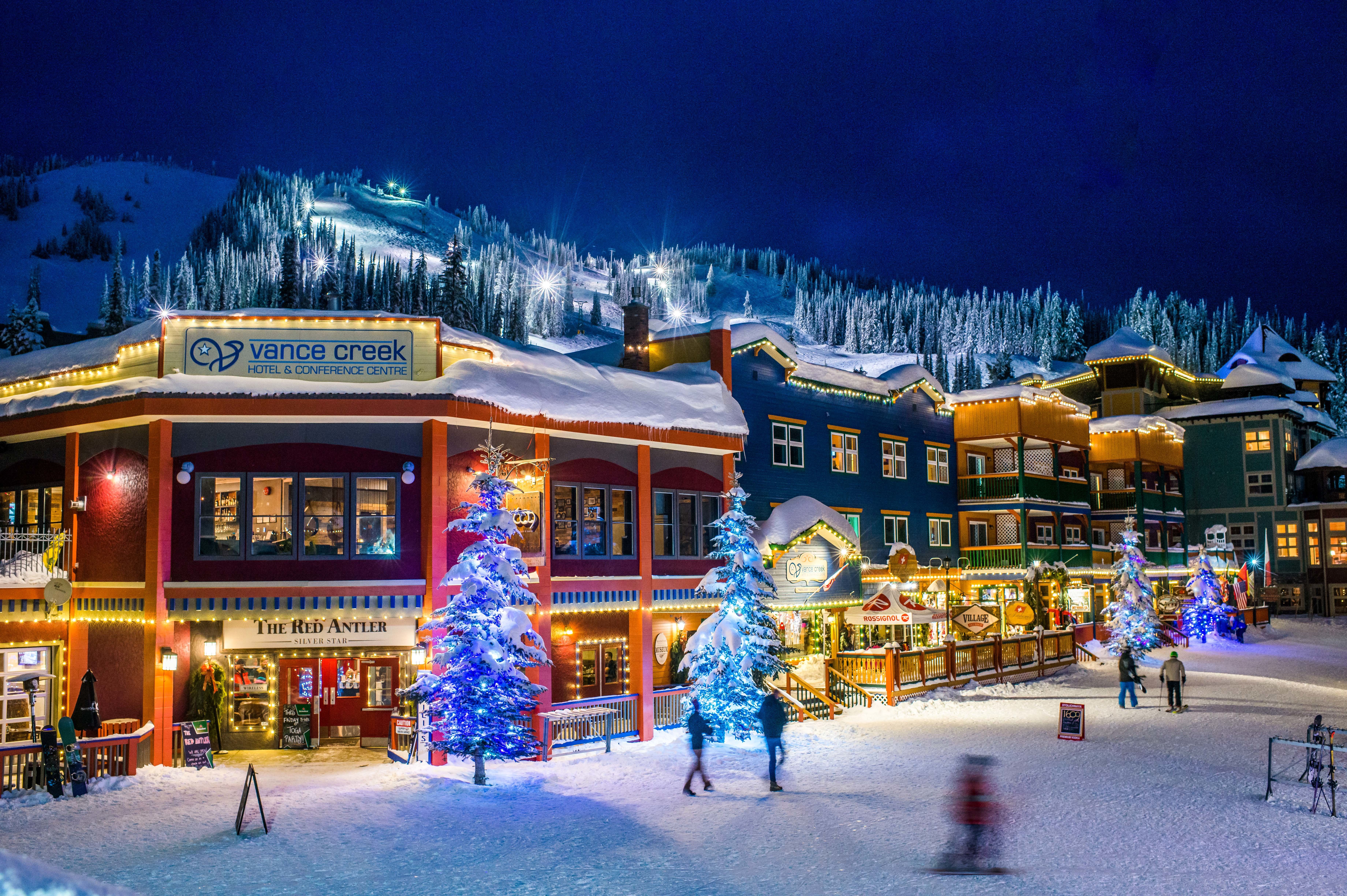 Das stimmungsvoll erleuchtete Örtchen Silver Star Mountain in British Columbia im Schnee